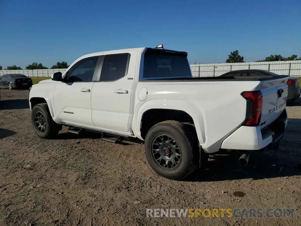 2 fotografías del automóvil dañado 3TMLB5JN0RM022718 TOYOTA TACOMA 2024