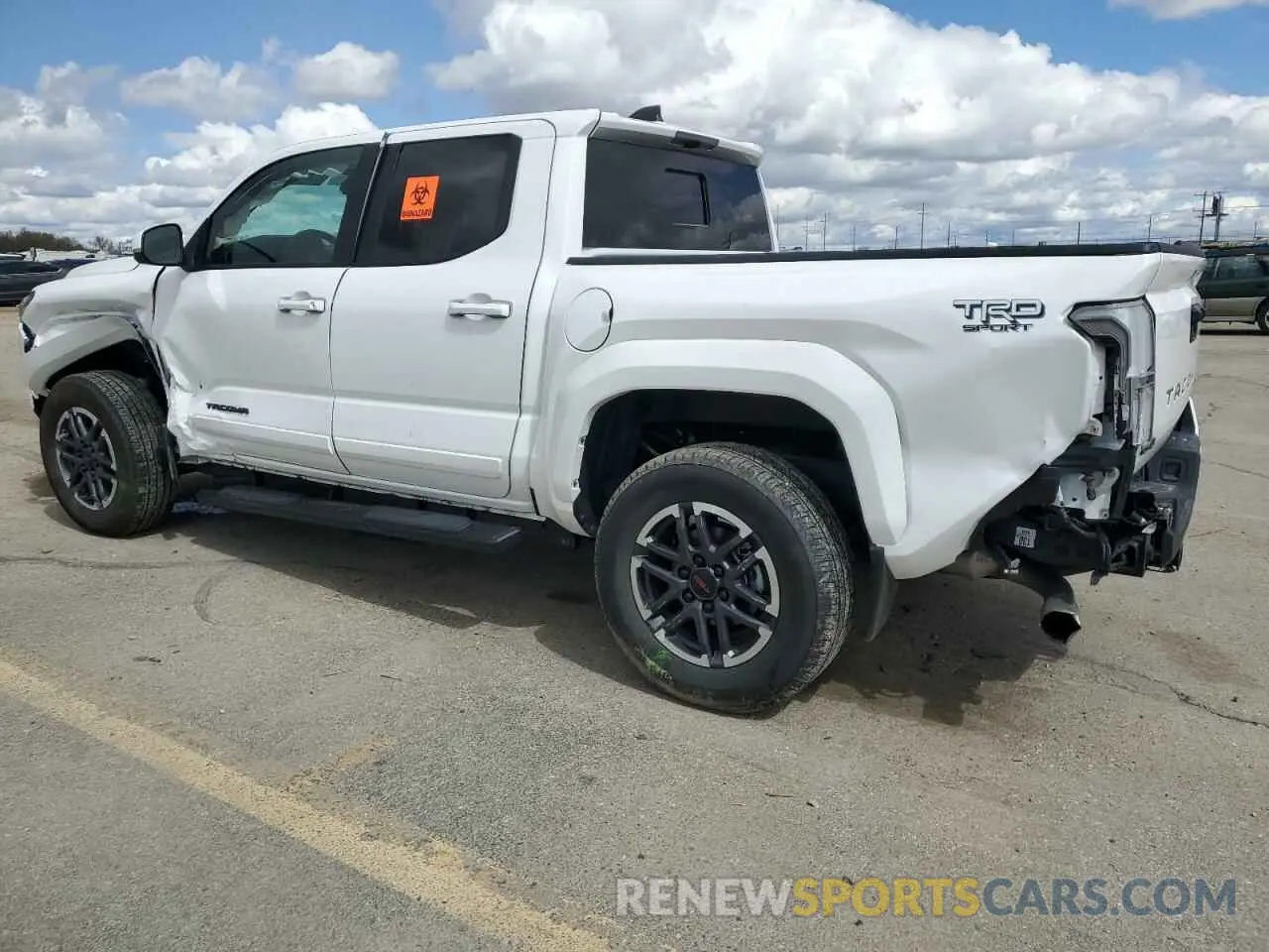 2 fotografías del automóvil dañado 3TMLB5JN0RM034321 TOYOTA TACOMA 2024