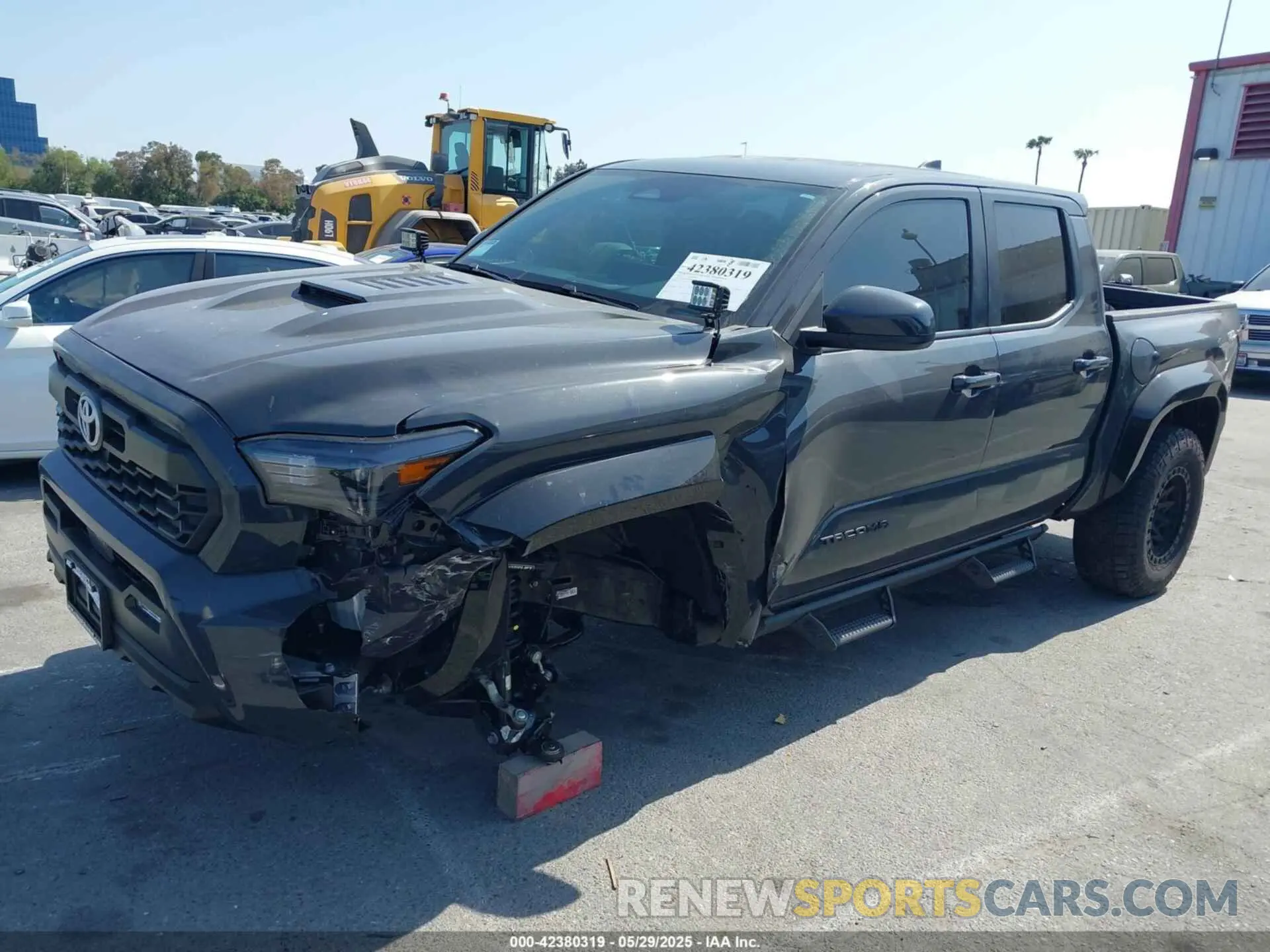 2 fotografías del automóvil dañado 3TMLB5JN0RM047764 TOYOTA TACOMA 2024