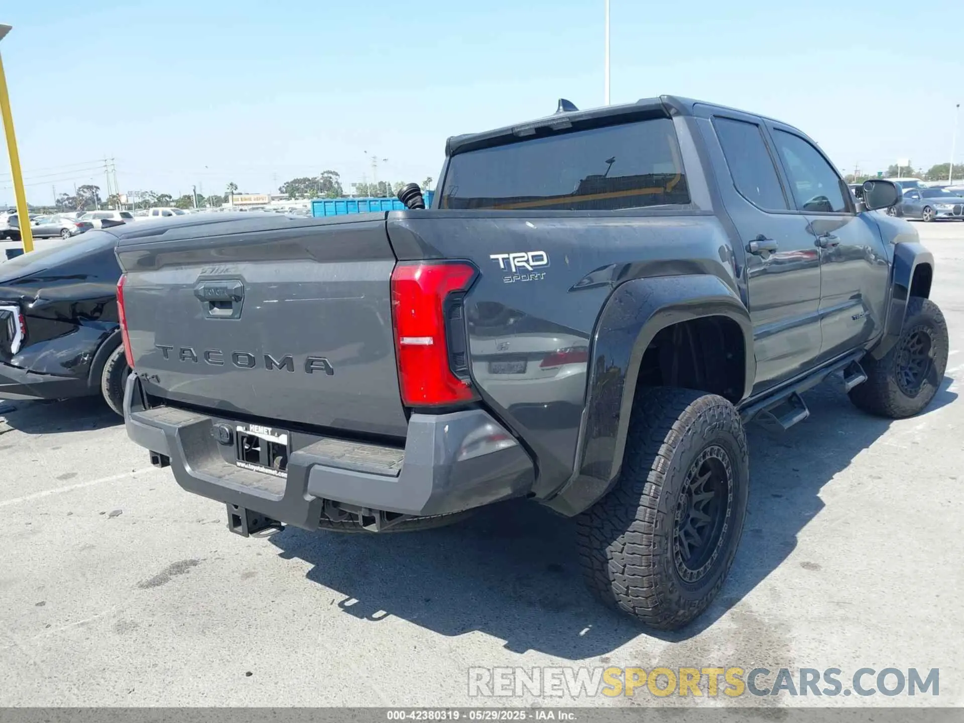 4 fotografías del automóvil dañado 3TMLB5JN0RM047764 TOYOTA TACOMA 2024