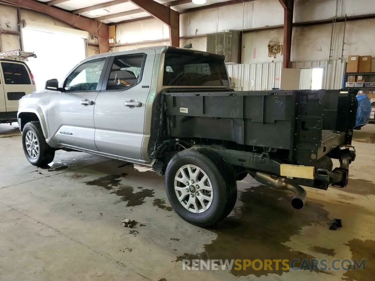 2 fotografías del automóvil dañado 3TMLB5JN1RM022811 TOYOTA TACOMA 2024