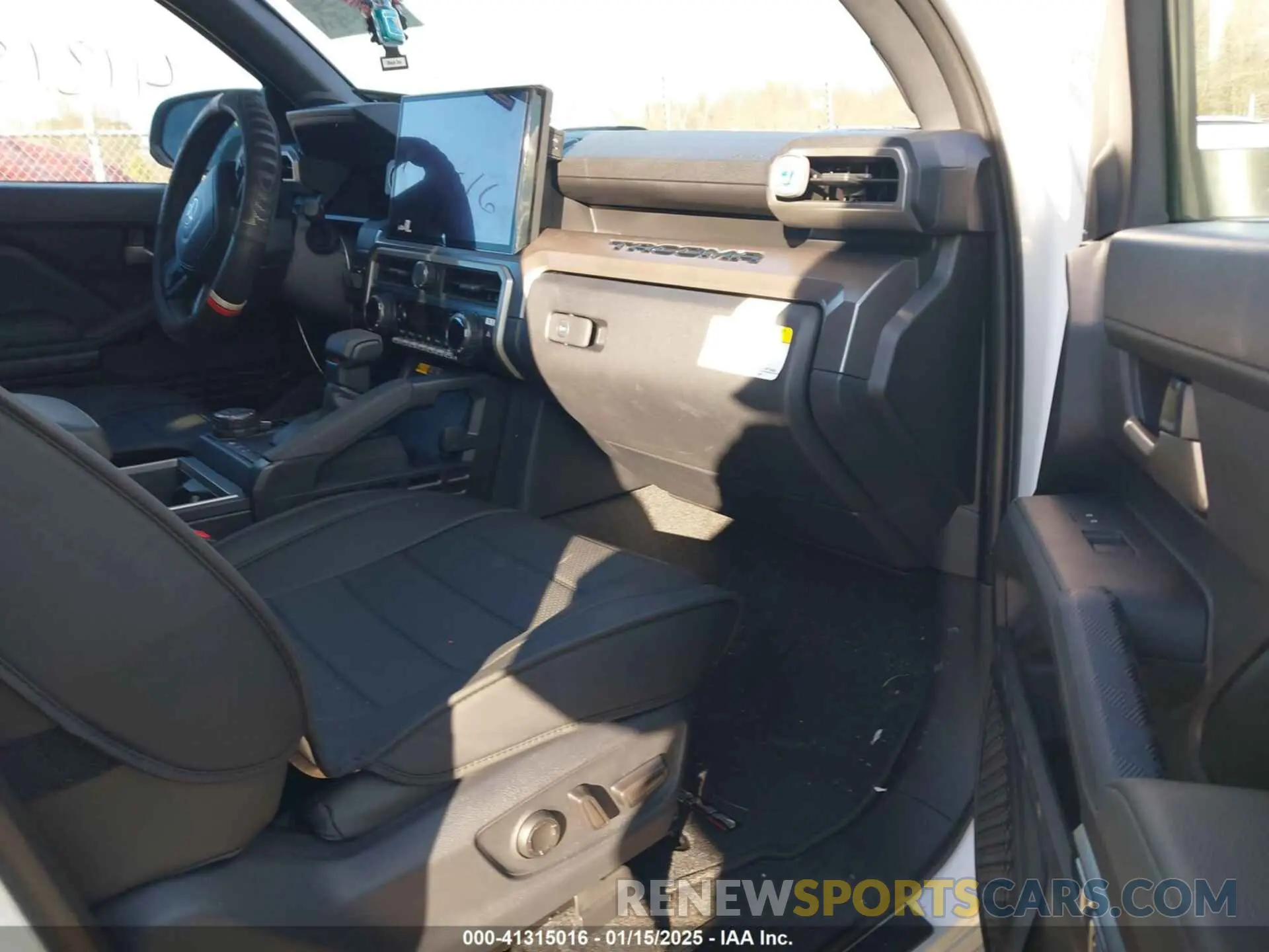 5 fotografías del automóvil dañado 3TMLB5JN1RM040631 TOYOTA TACOMA 2024