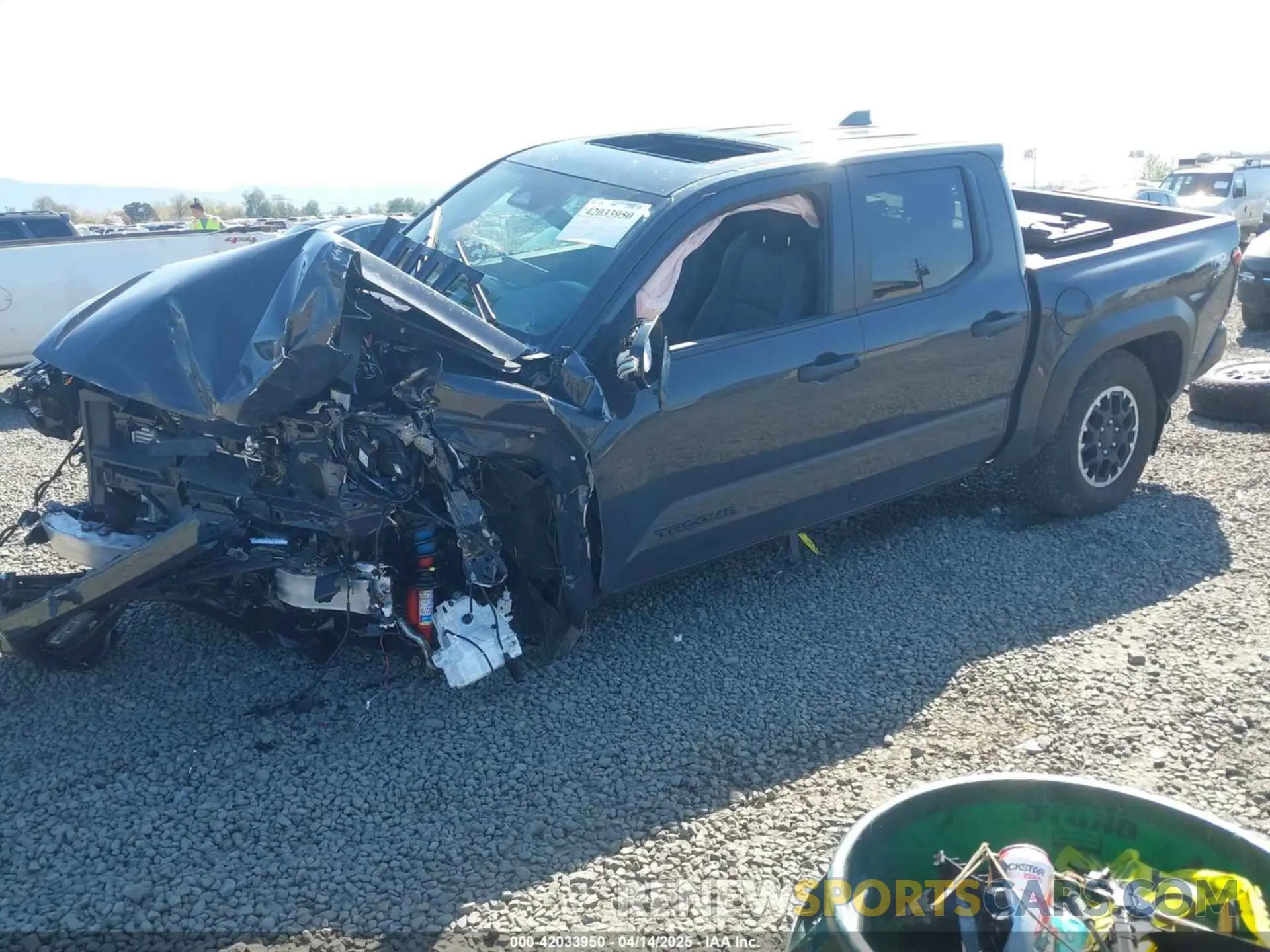 2 fotografías del automóvil dañado 3TMLB5JN2RM042291 TOYOTA TACOMA 2024
