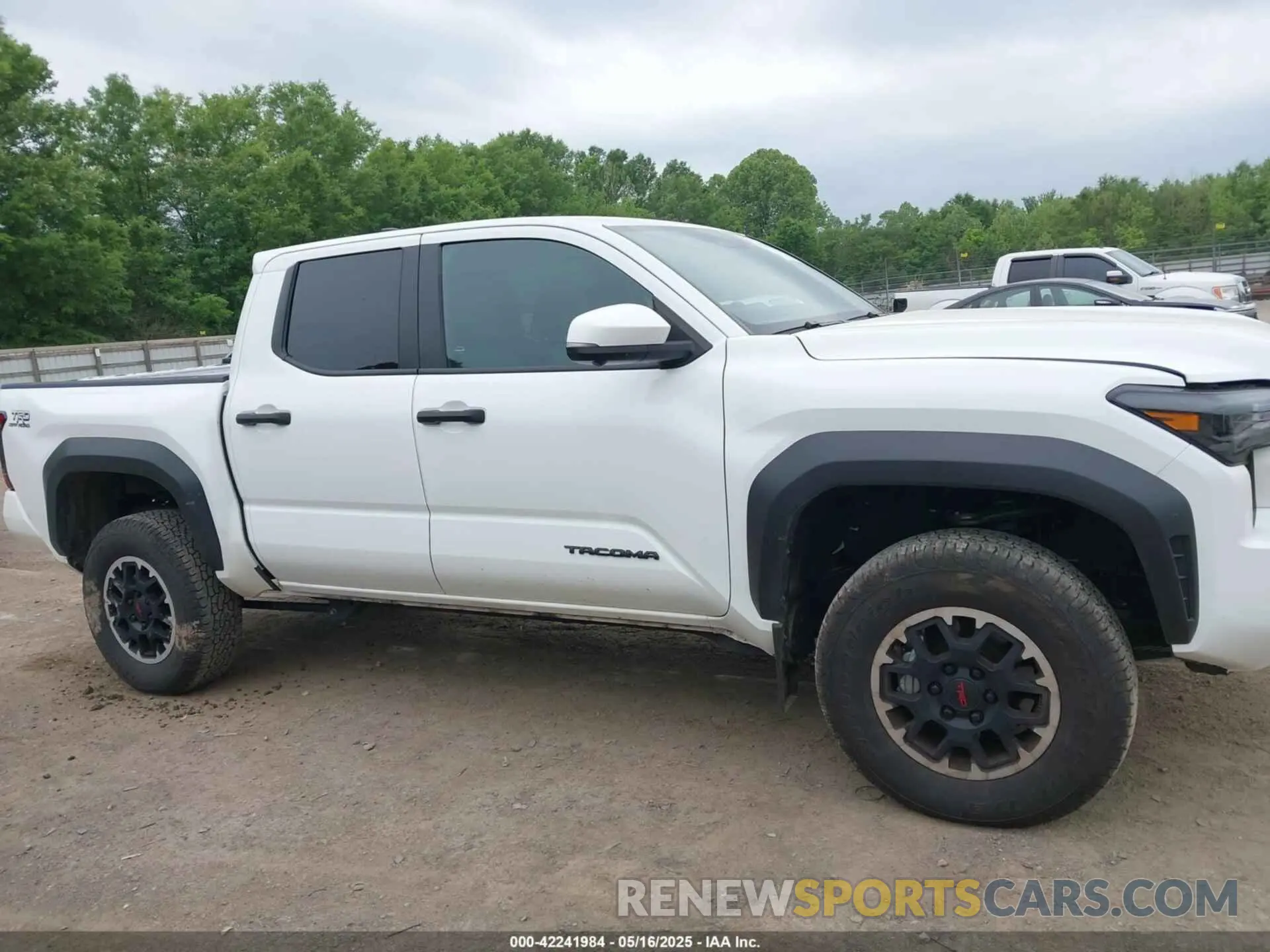13 fotografías del automóvil dañado 3TMLB5JN2RM064338 TOYOTA TACOMA 2024