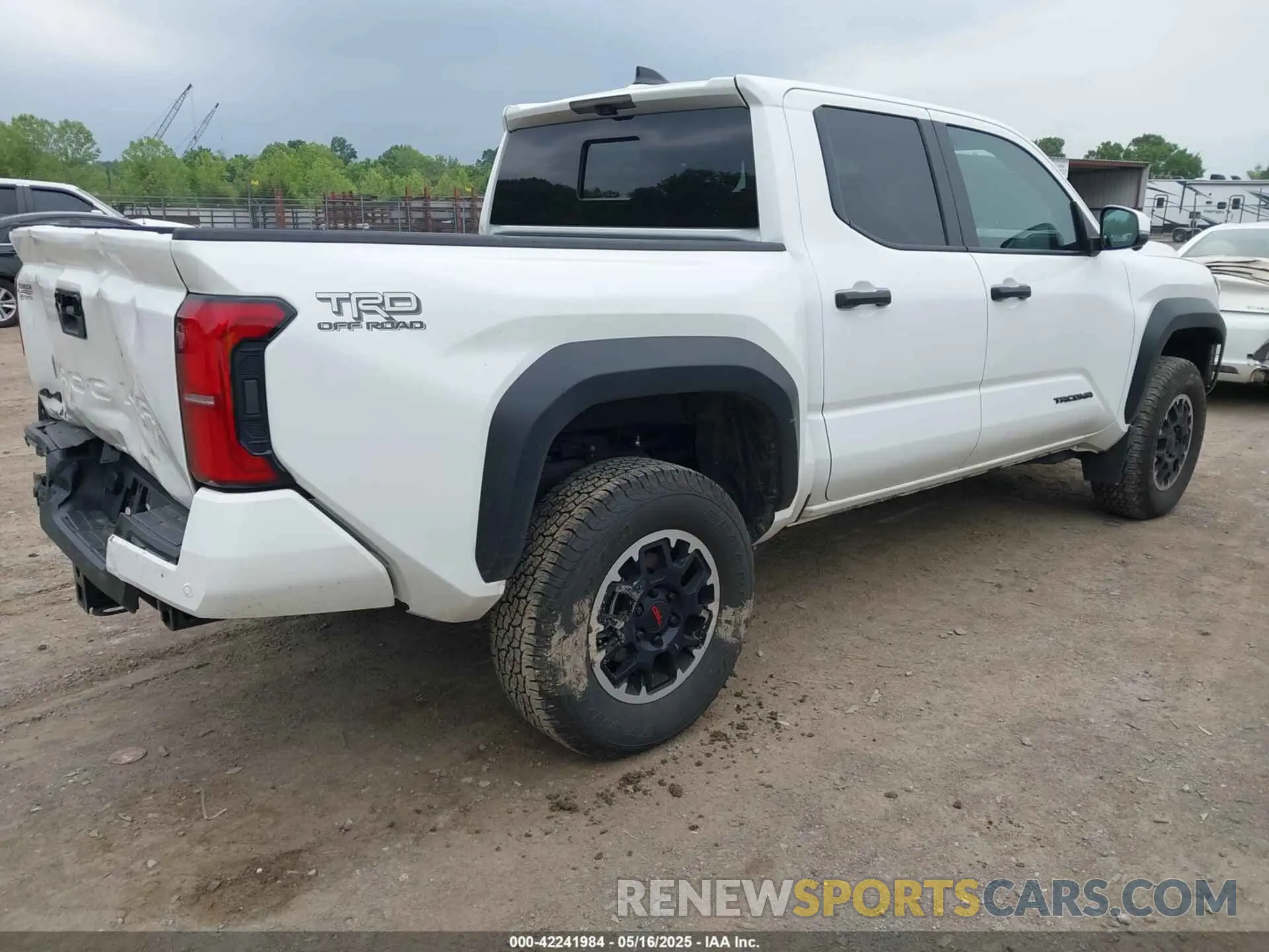 4 fotografías del automóvil dañado 3TMLB5JN2RM064338 TOYOTA TACOMA 2024
