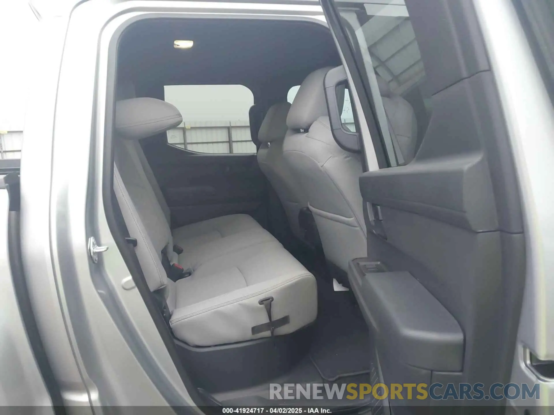 8 fotografías del automóvil dañado 3TMLB5JN2RM085321 TOYOTA TACOMA 2024