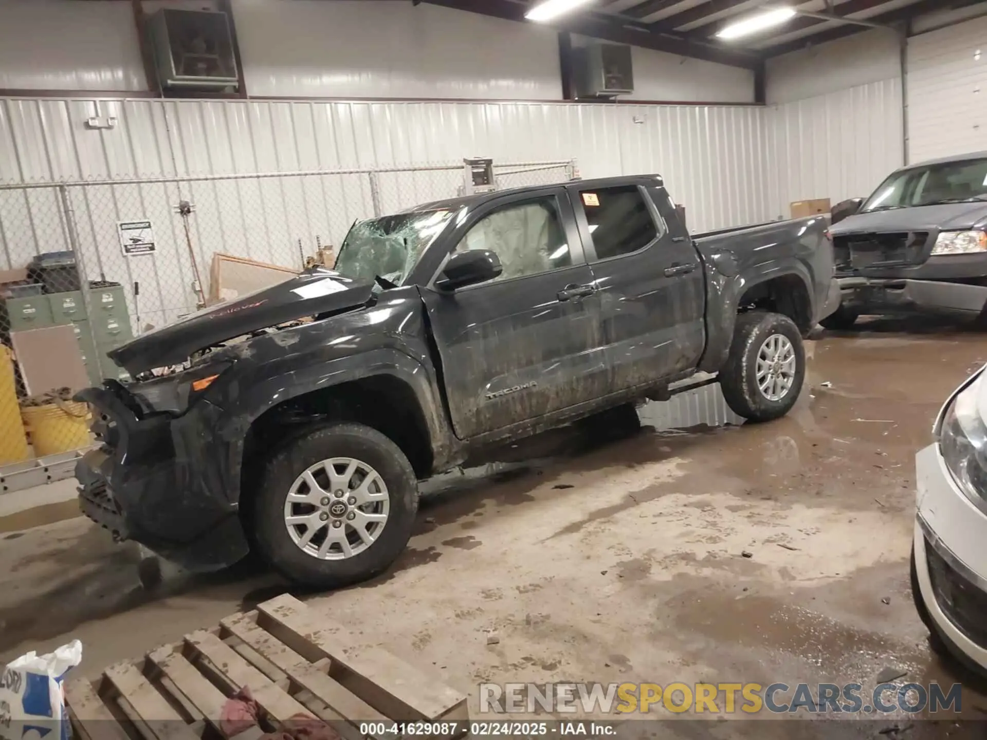 2 fotografías del automóvil dañado 3TMLB5JN3RM080161 TOYOTA TACOMA 2024