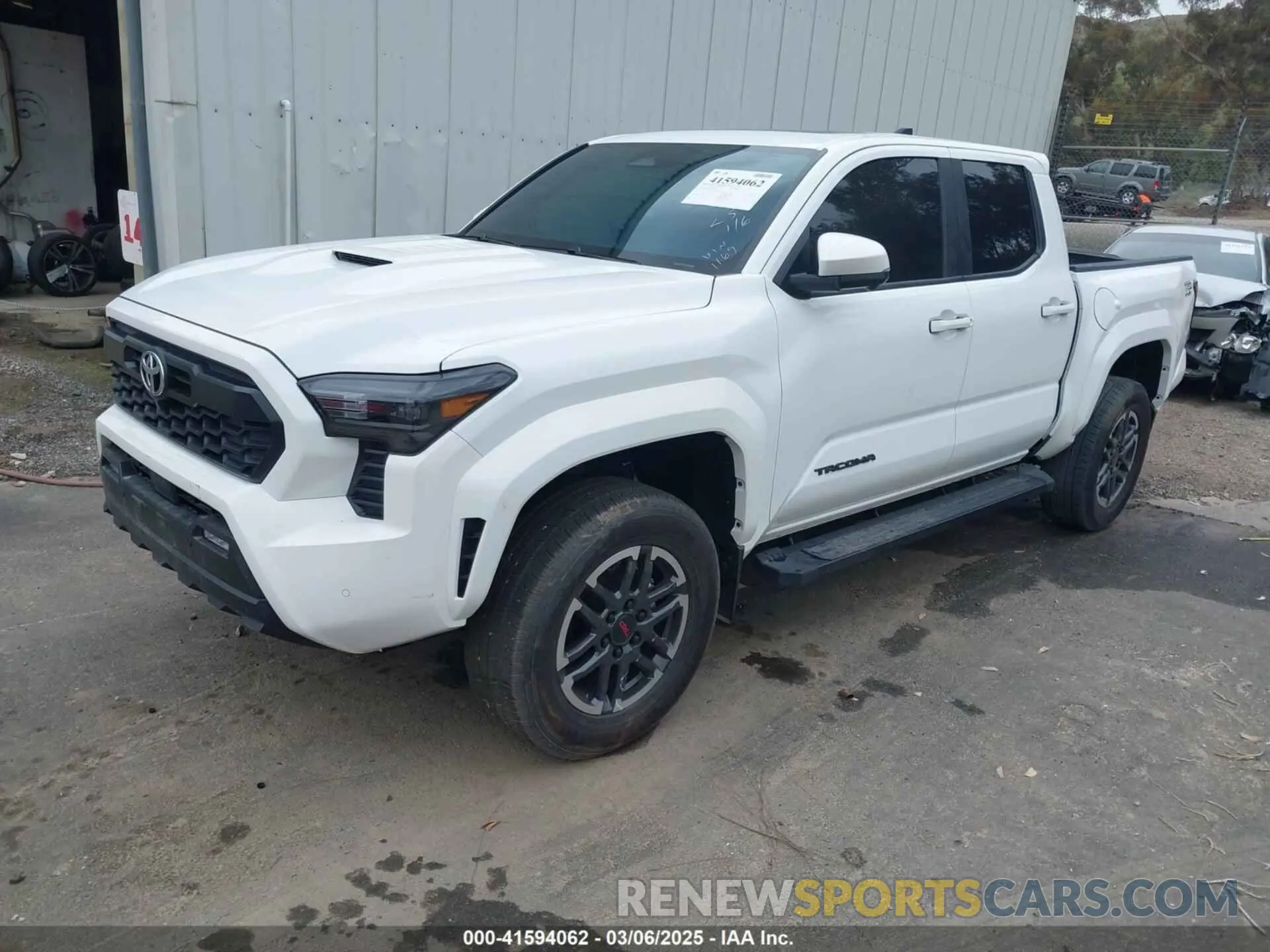 2 fotografías del automóvil dañado 3TMLB5JN4RM011169 TOYOTA TACOMA 2024
