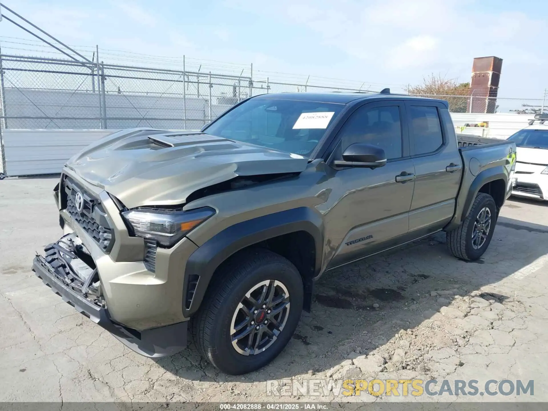 2 fotografías del automóvil dañado 3TMLB5JN4RM047640 TOYOTA TACOMA 2024