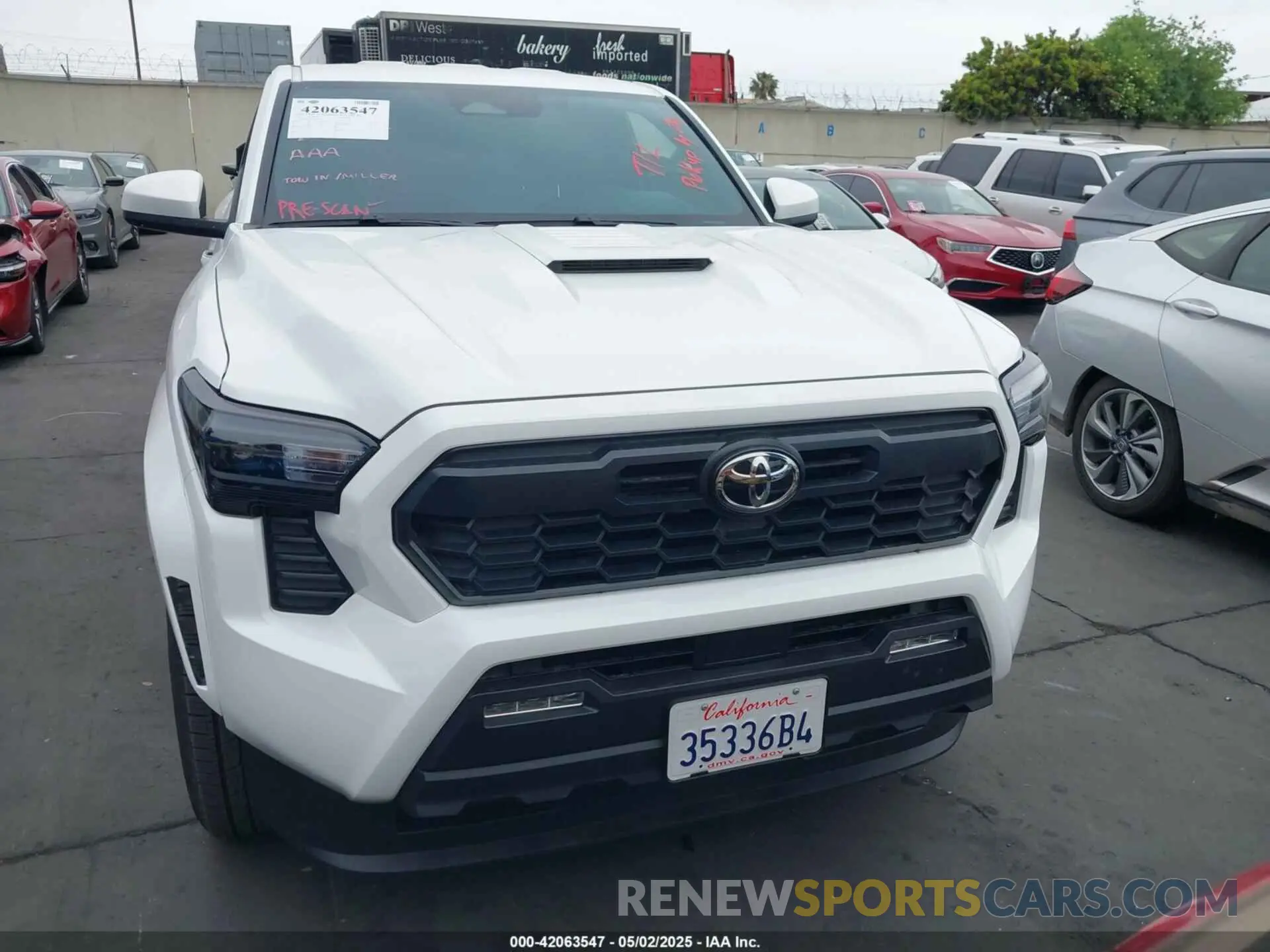 12 fotografías del automóvil dañado 3TMLB5JN4RM054636 TOYOTA TACOMA 2024