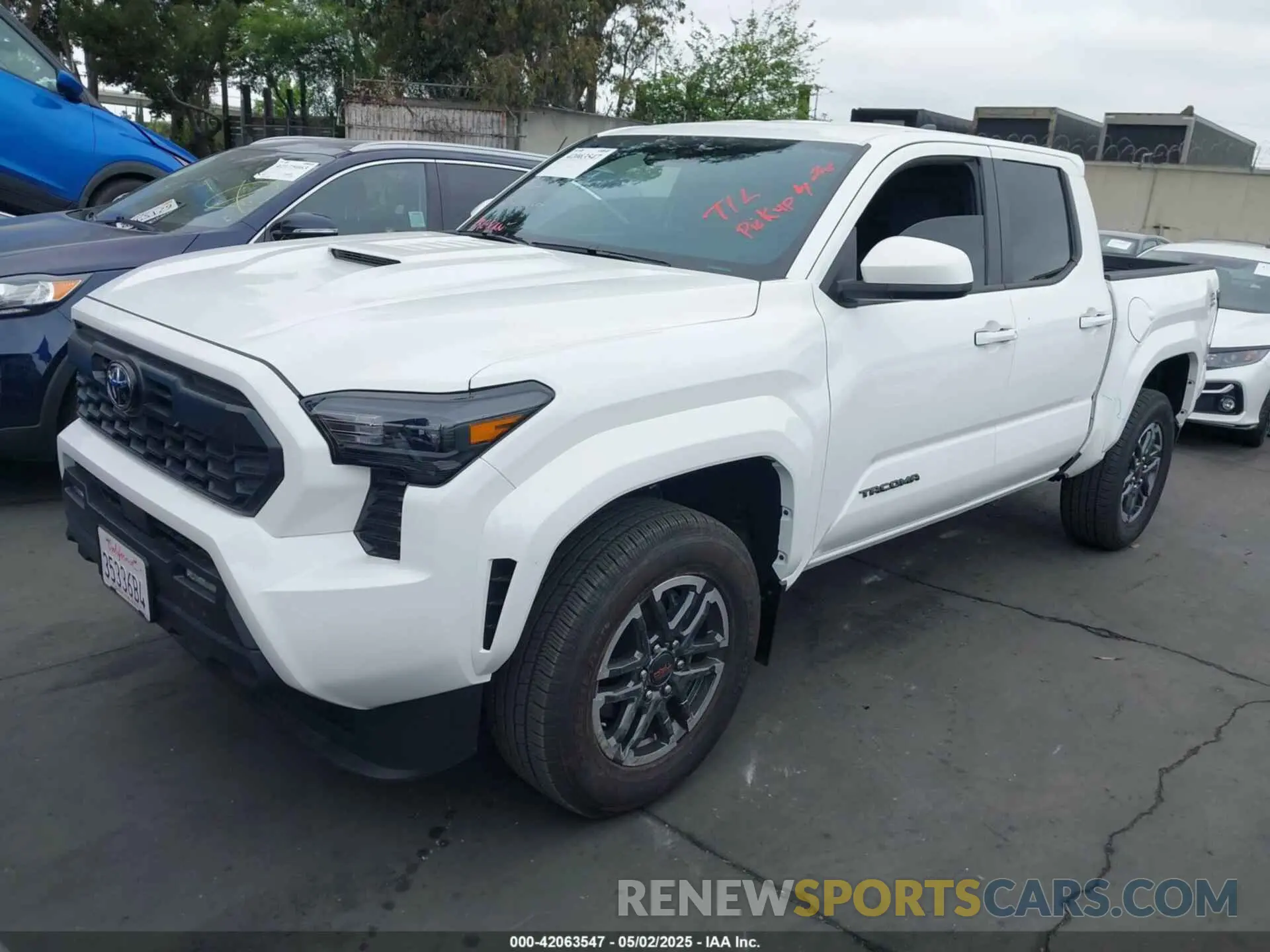 2 fotografías del automóvil dañado 3TMLB5JN4RM054636 TOYOTA TACOMA 2024