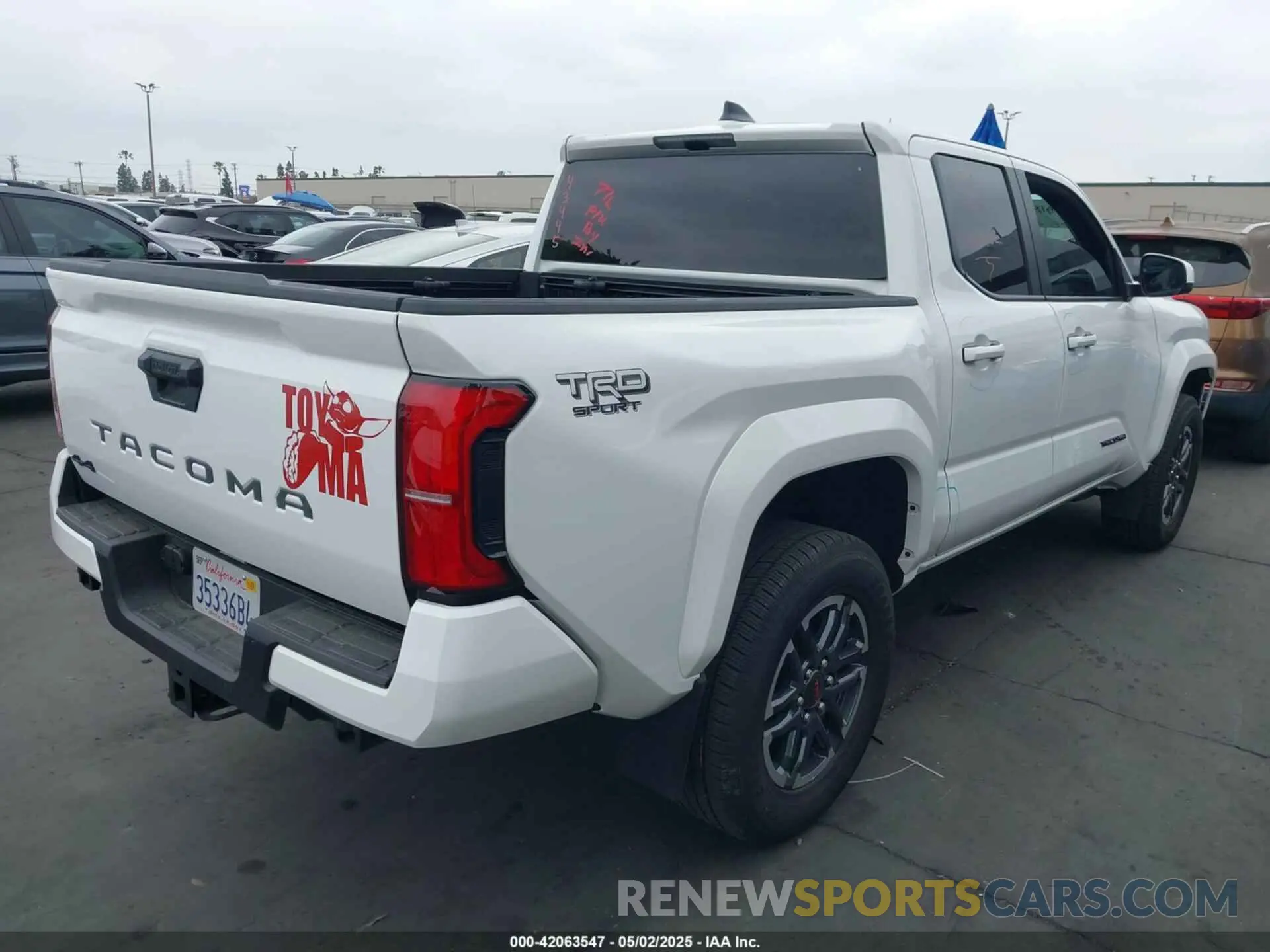 4 fotografías del automóvil dañado 3TMLB5JN4RM054636 TOYOTA TACOMA 2024