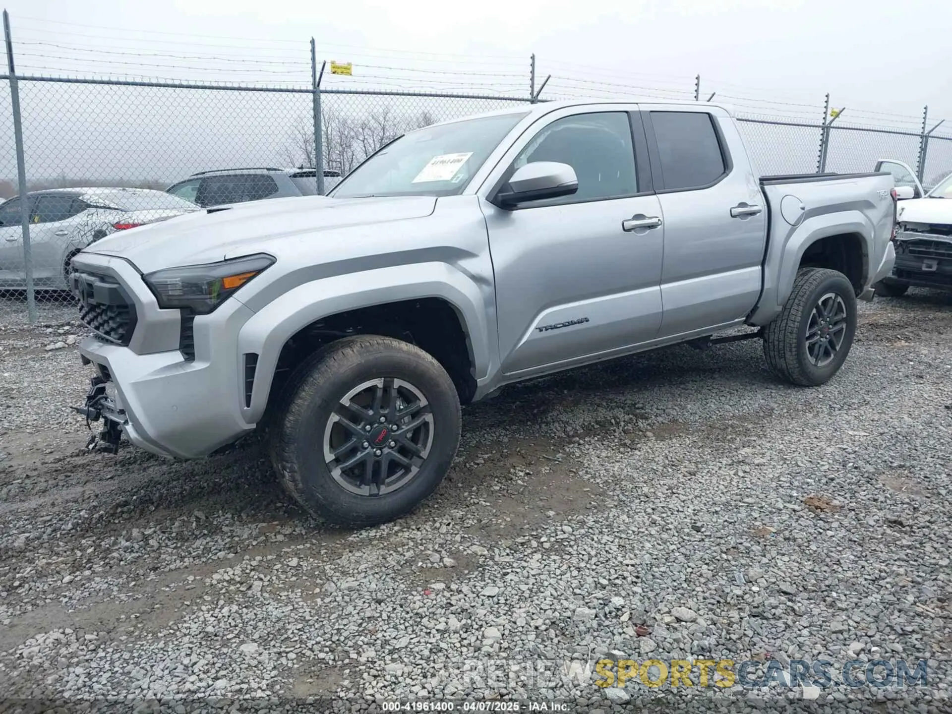2 fotografías del automóvil dañado 3TMLB5JN4RM070612 TOYOTA TACOMA 2024