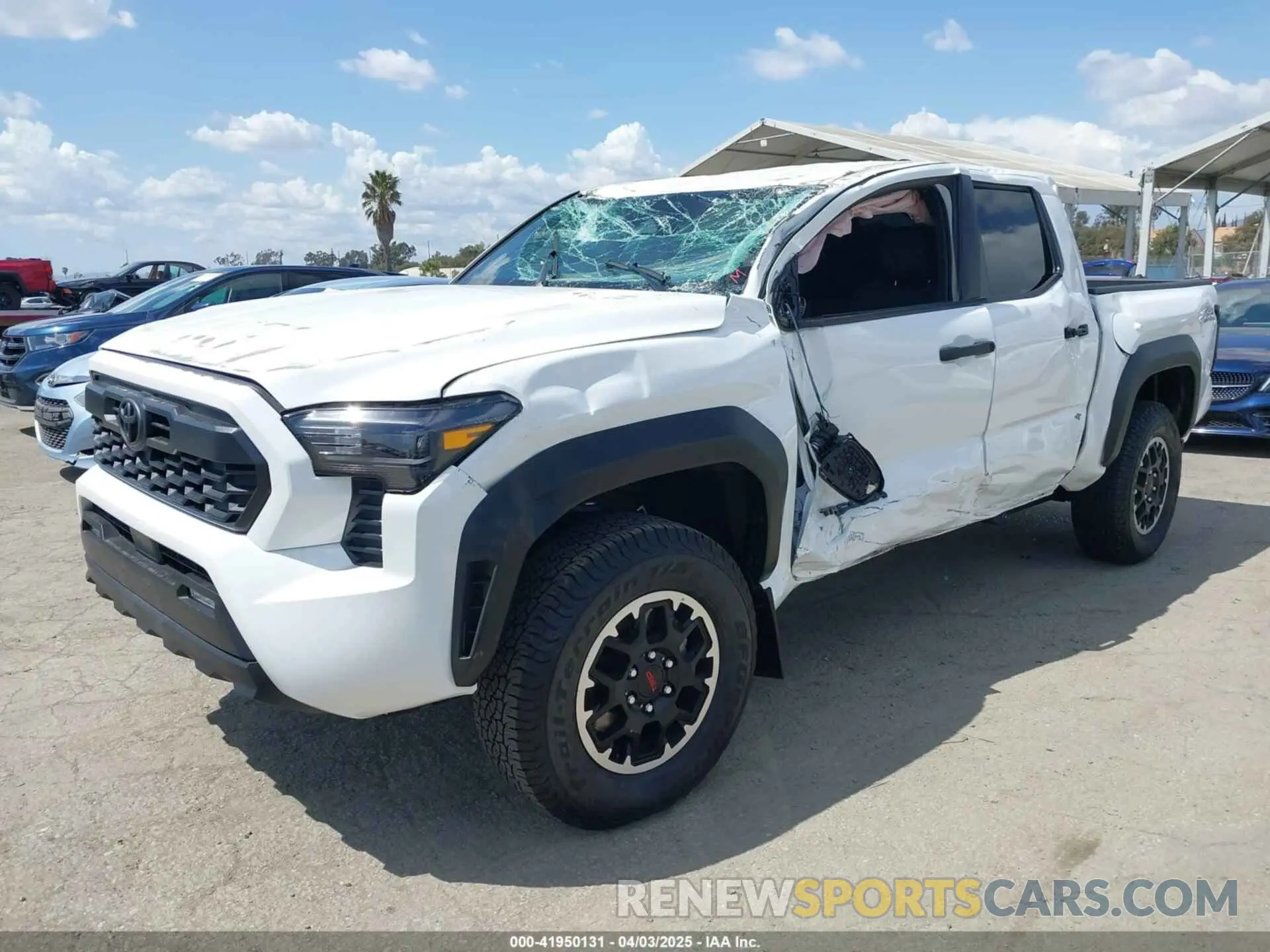 2 fotografías del automóvil dañado 3TMLB5JN5RM059893 TOYOTA TACOMA 2024