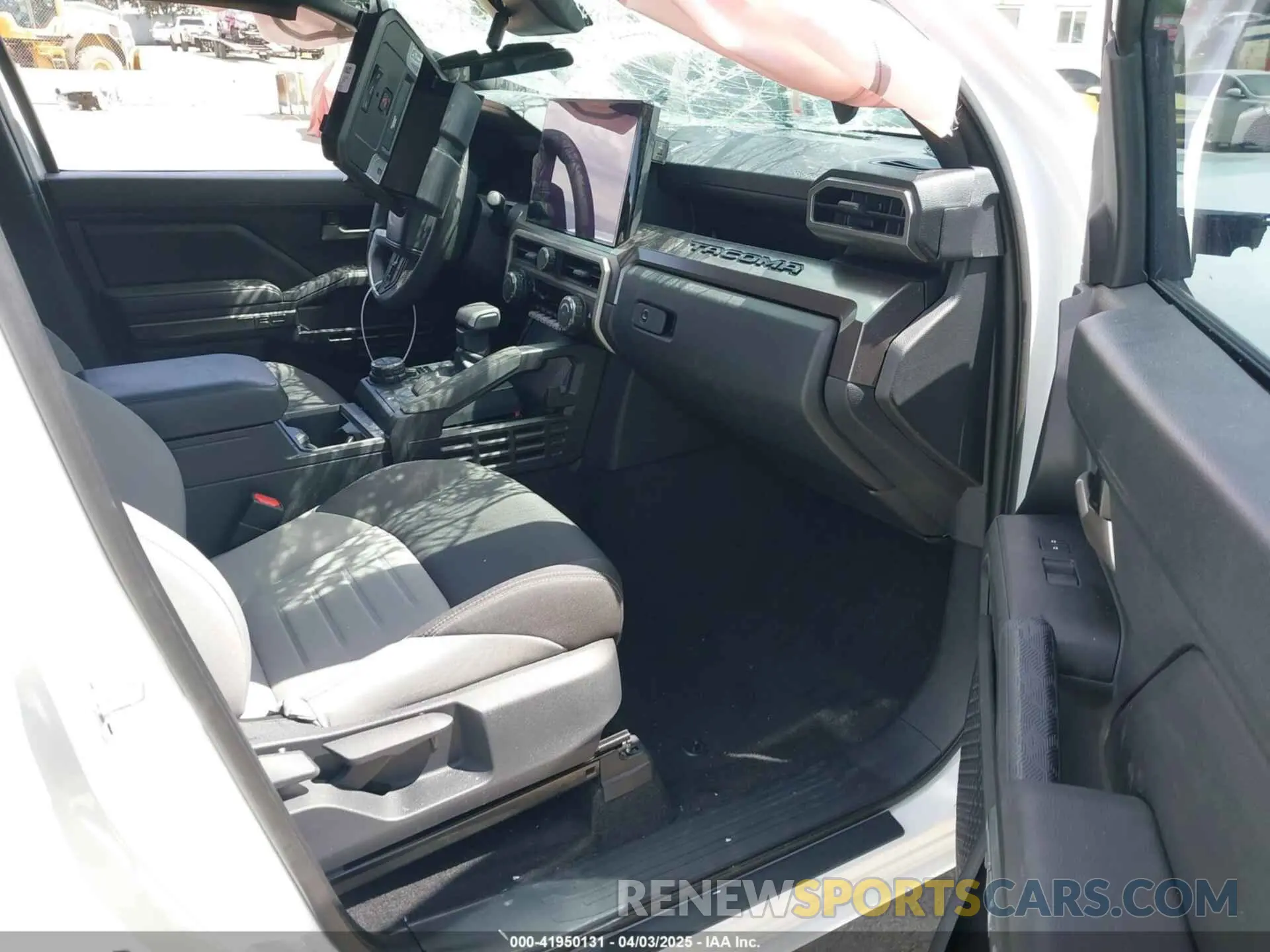 5 fotografías del automóvil dañado 3TMLB5JN5RM059893 TOYOTA TACOMA 2024