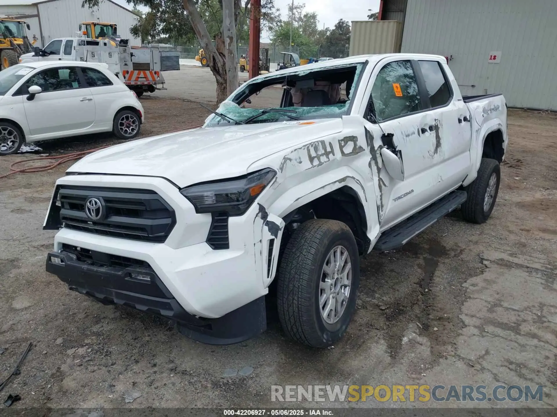2 fotografías del automóvil dañado 3TMLB5JN5RM081702 TOYOTA TACOMA 2024