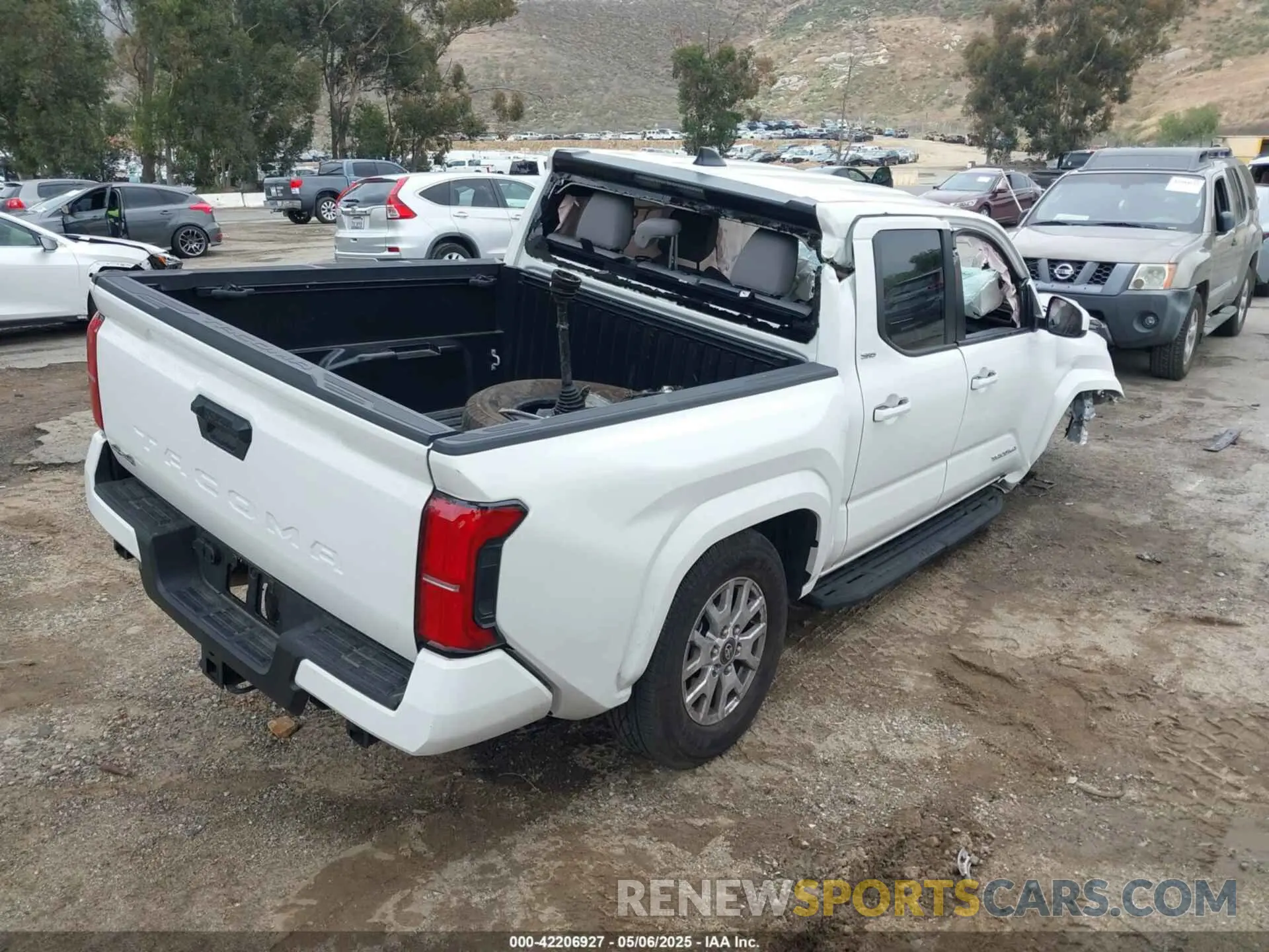 4 fotografías del automóvil dañado 3TMLB5JN5RM081702 TOYOTA TACOMA 2024
