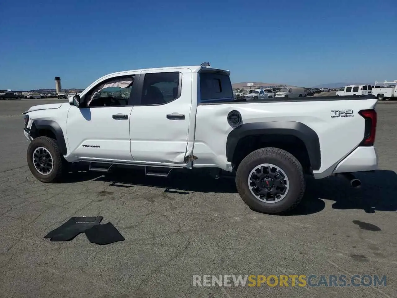 2 fotografías del automóvil dañado 3TMLB5JN7RM006449 TOYOTA TACOMA 2024