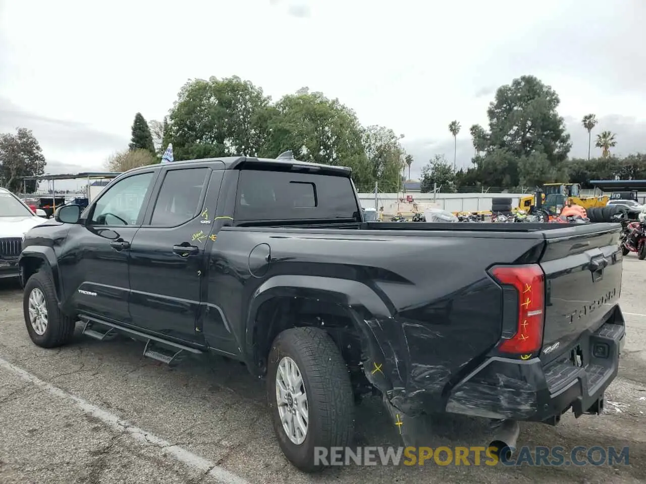 2 fotografías del automóvil dañado 3TMLB5JN7RM025678 TOYOTA TACOMA 2024