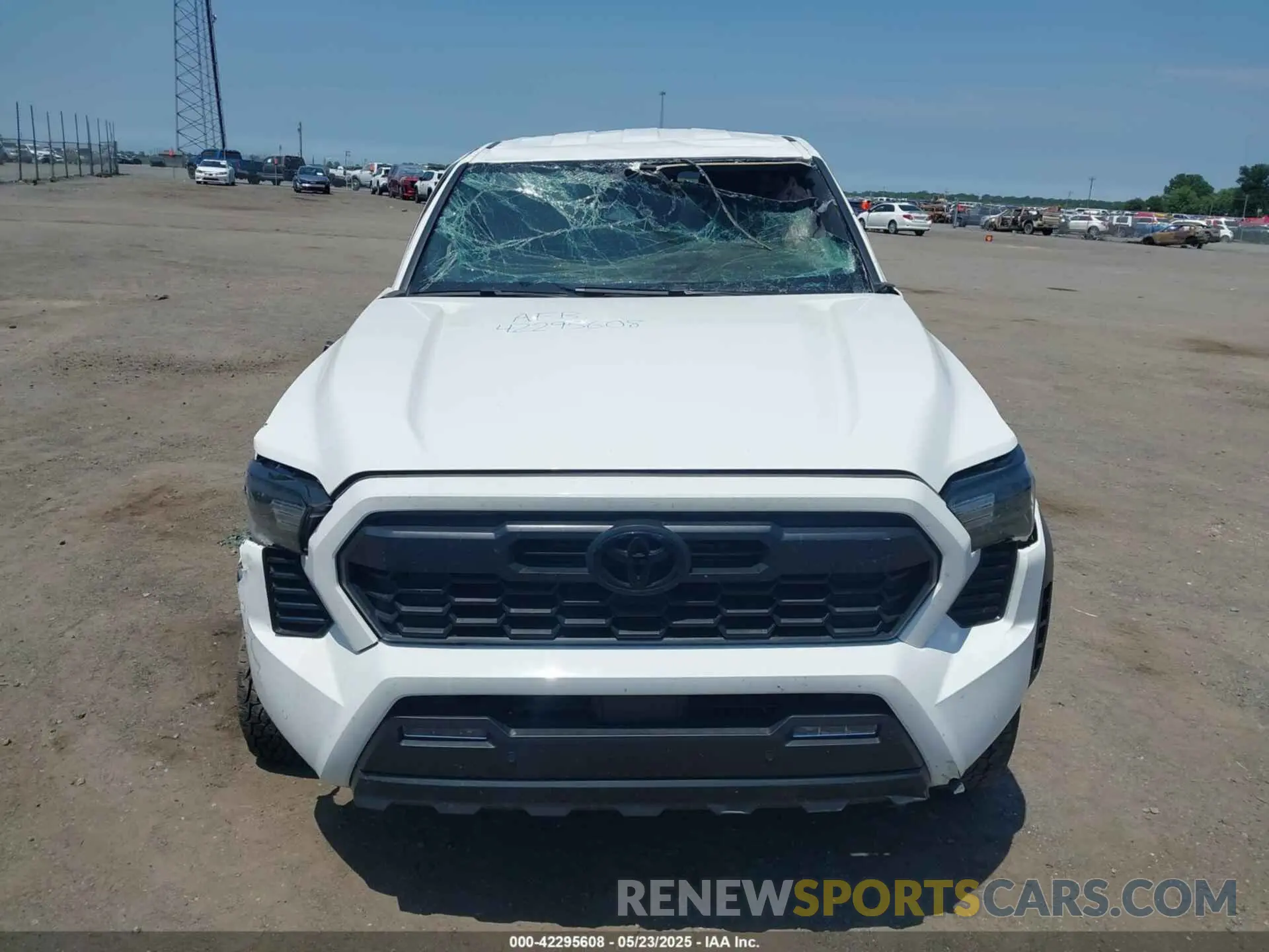 12 fotografías del automóvil dañado 3TMLB5JN7RM041251 TOYOTA TACOMA 2024