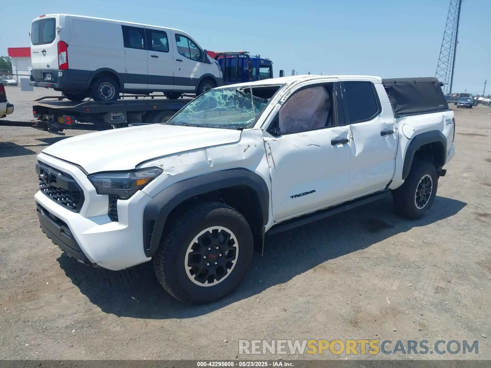 2 fotografías del automóvil dañado 3TMLB5JN7RM041251 TOYOTA TACOMA 2024