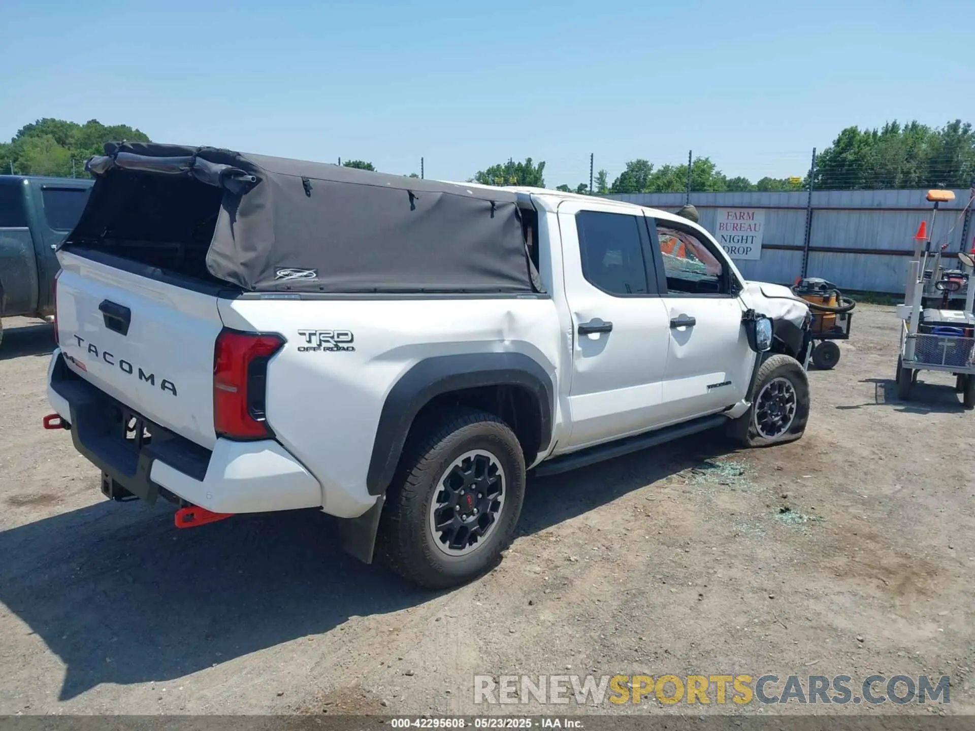 4 fotografías del automóvil dañado 3TMLB5JN7RM041251 TOYOTA TACOMA 2024
