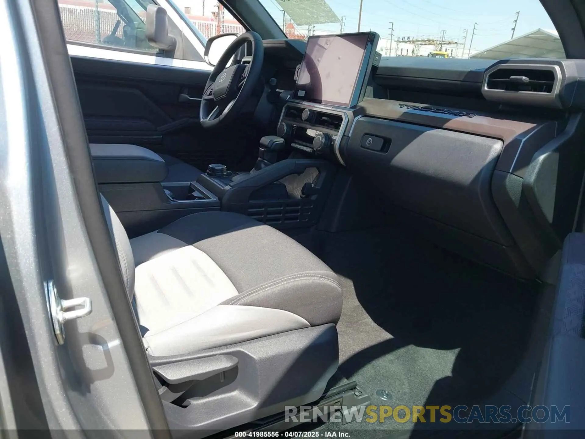 5 fotografías del automóvil dañado 3TMLB5JN8RM057684 TOYOTA TACOMA 2024