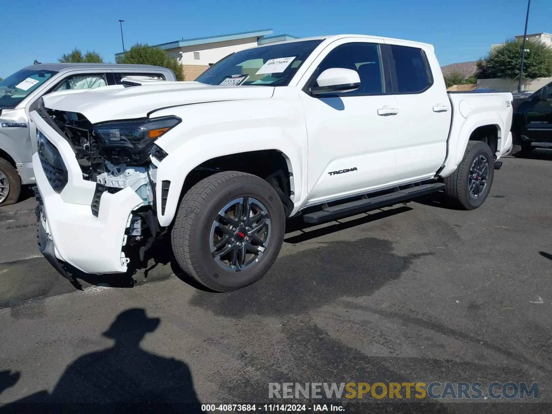 2 fotografías del automóvil dañado 3TMLB5JNXRM044189 TOYOTA TACOMA 2024