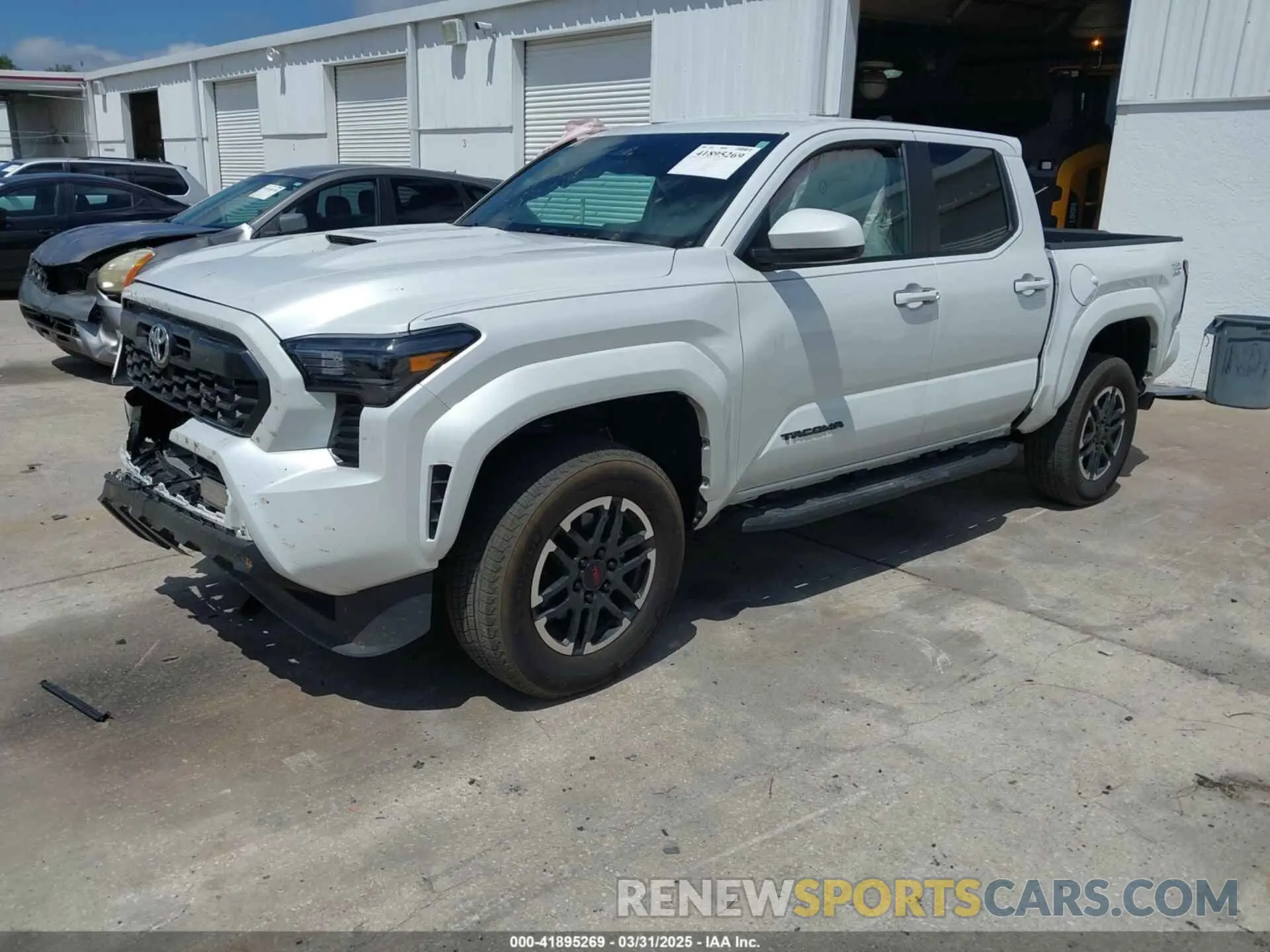 2 fotografías del automóvil dañado 3TYKB5FN0RT007502 TOYOTA TACOMA 2024