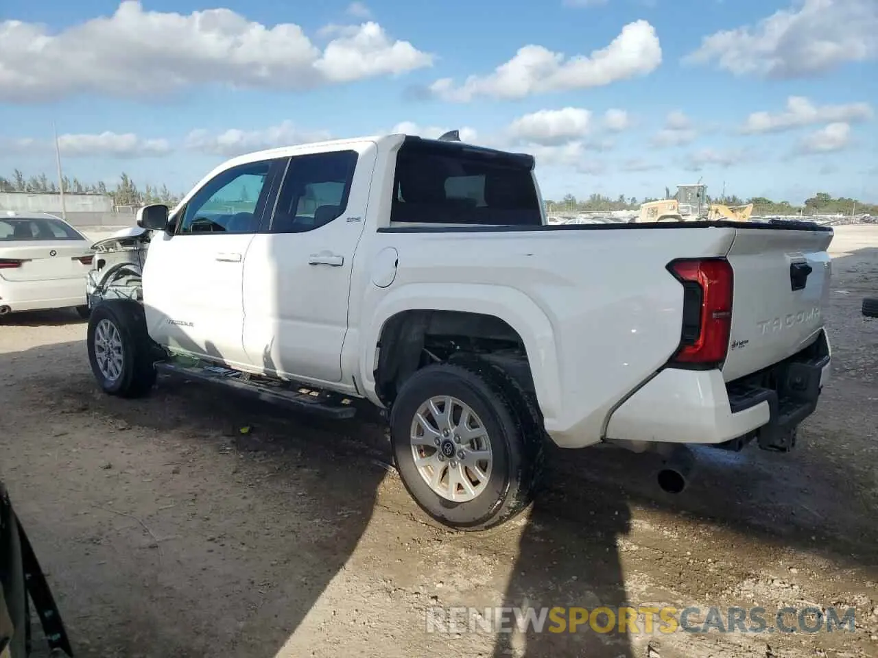 2 fotografías del automóvil dañado 3TYKB5FN2RT007713 TOYOTA TACOMA 2024