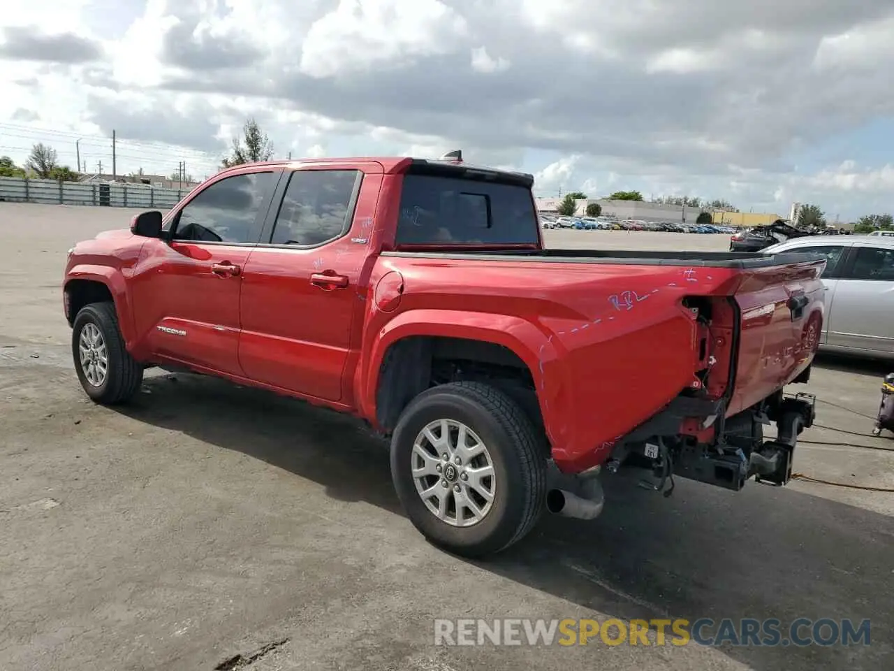 2 fotografías del automóvil dañado 3TYKB5FN8RT001446 TOYOTA TACOMA 2024