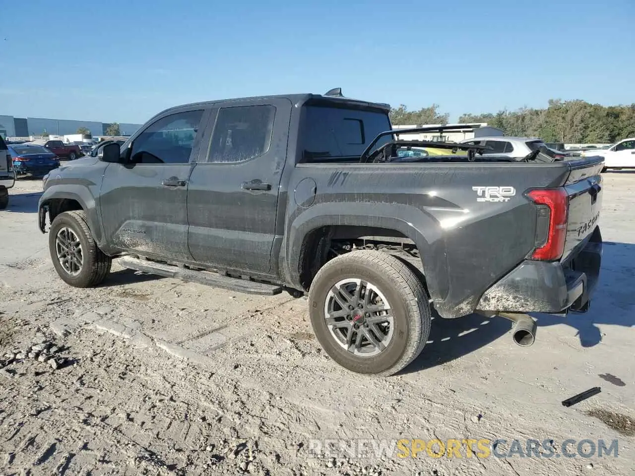 2 fotografías del automóvil dañado 3TYKB5FN9RT000614 TOYOTA TACOMA 2024