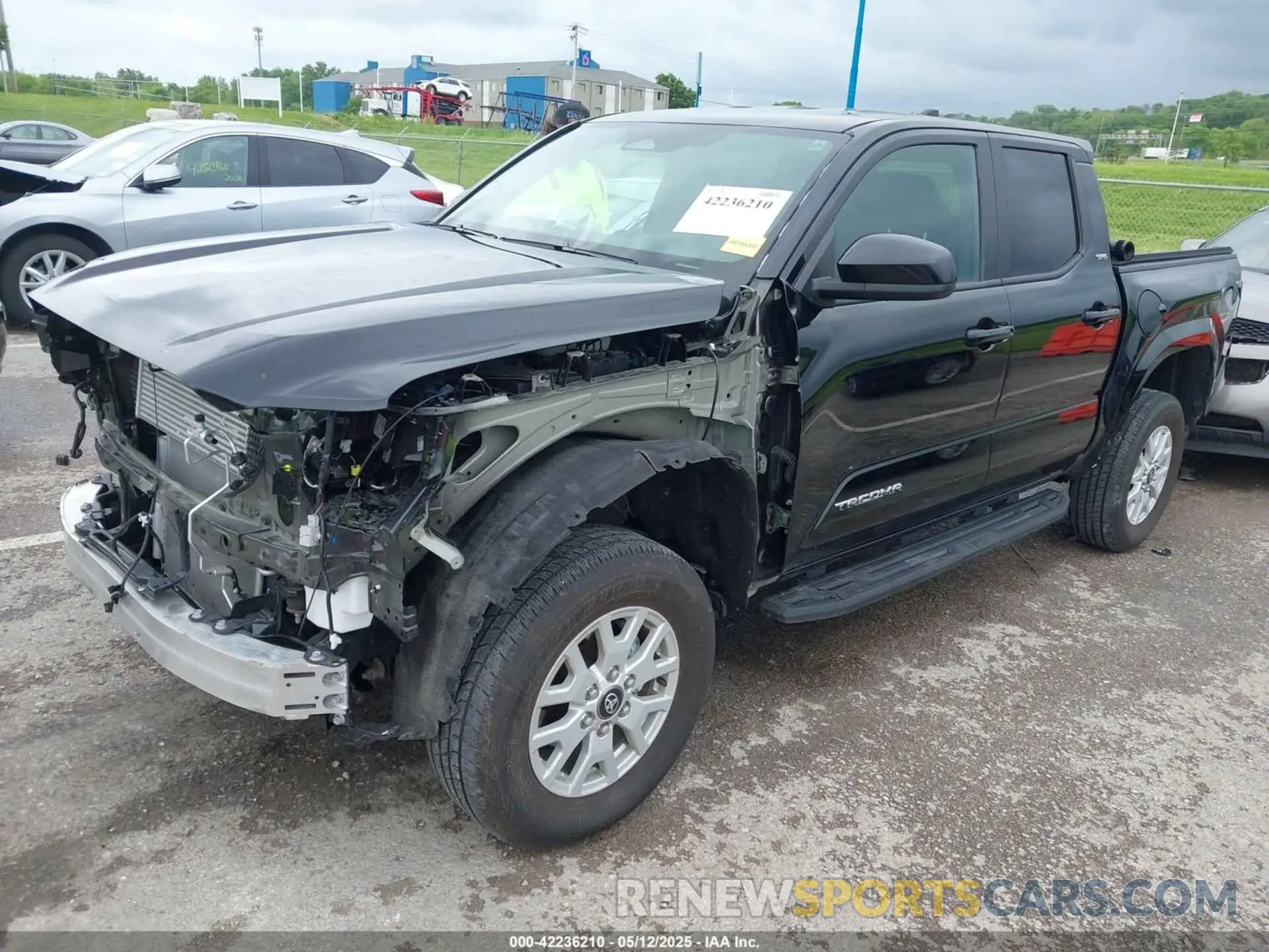 2 fotografías del automóvil dañado 3TYKB5FNXRT003845 TOYOTA TACOMA 2024