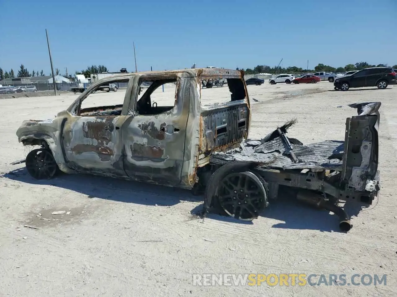 2 fotografías del automóvil dañado 3TYLB5JN0RT050331 TOYOTA TACOMA 2024