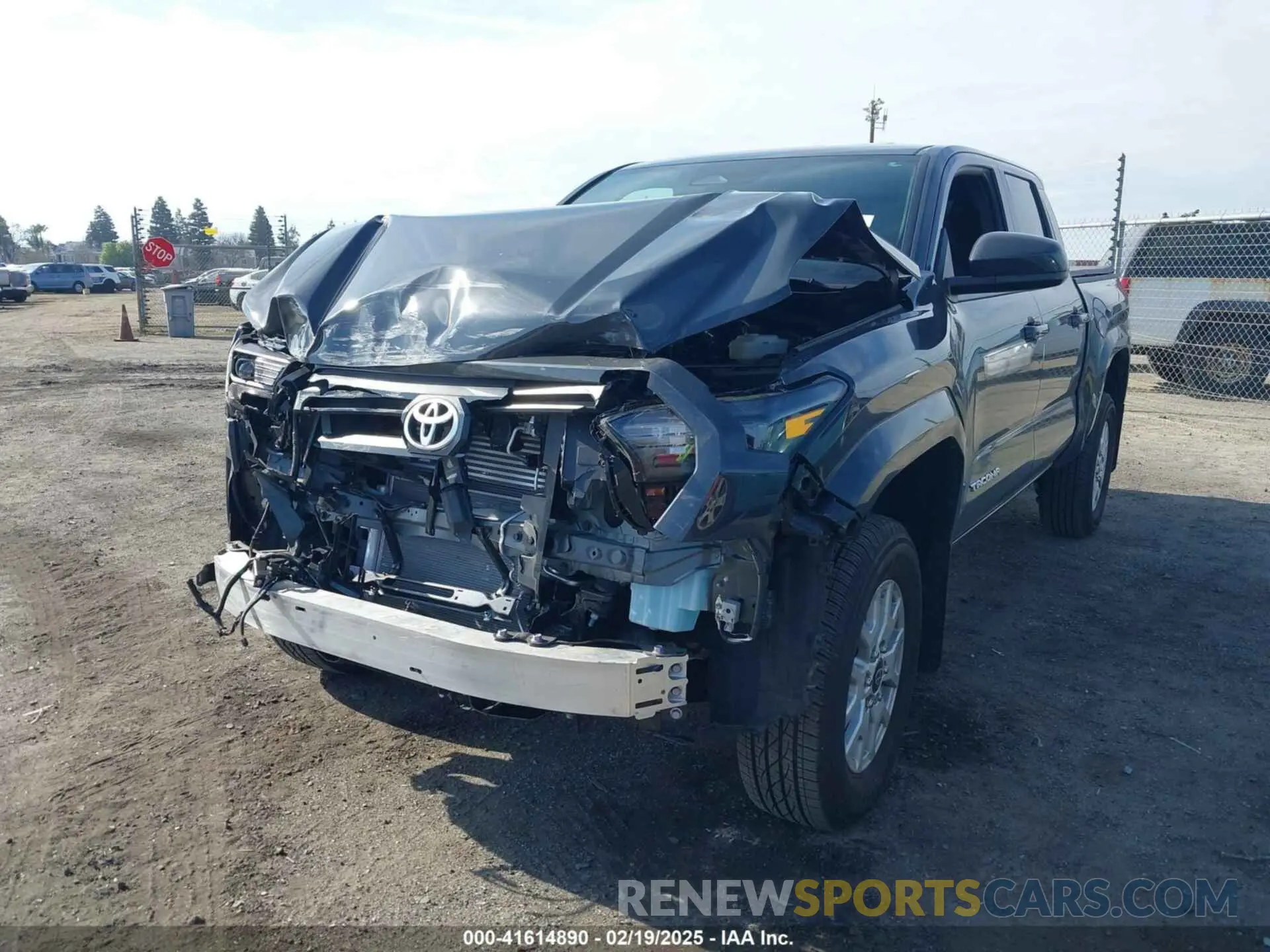 2 fotografías del automóvil dañado 3TYLB5JN1RT031108 TOYOTA TACOMA 2024