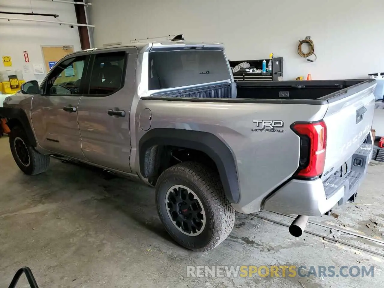 2 fotografías del automóvil dañado 3TYLB5JN5RT002114 TOYOTA TACOMA 2024