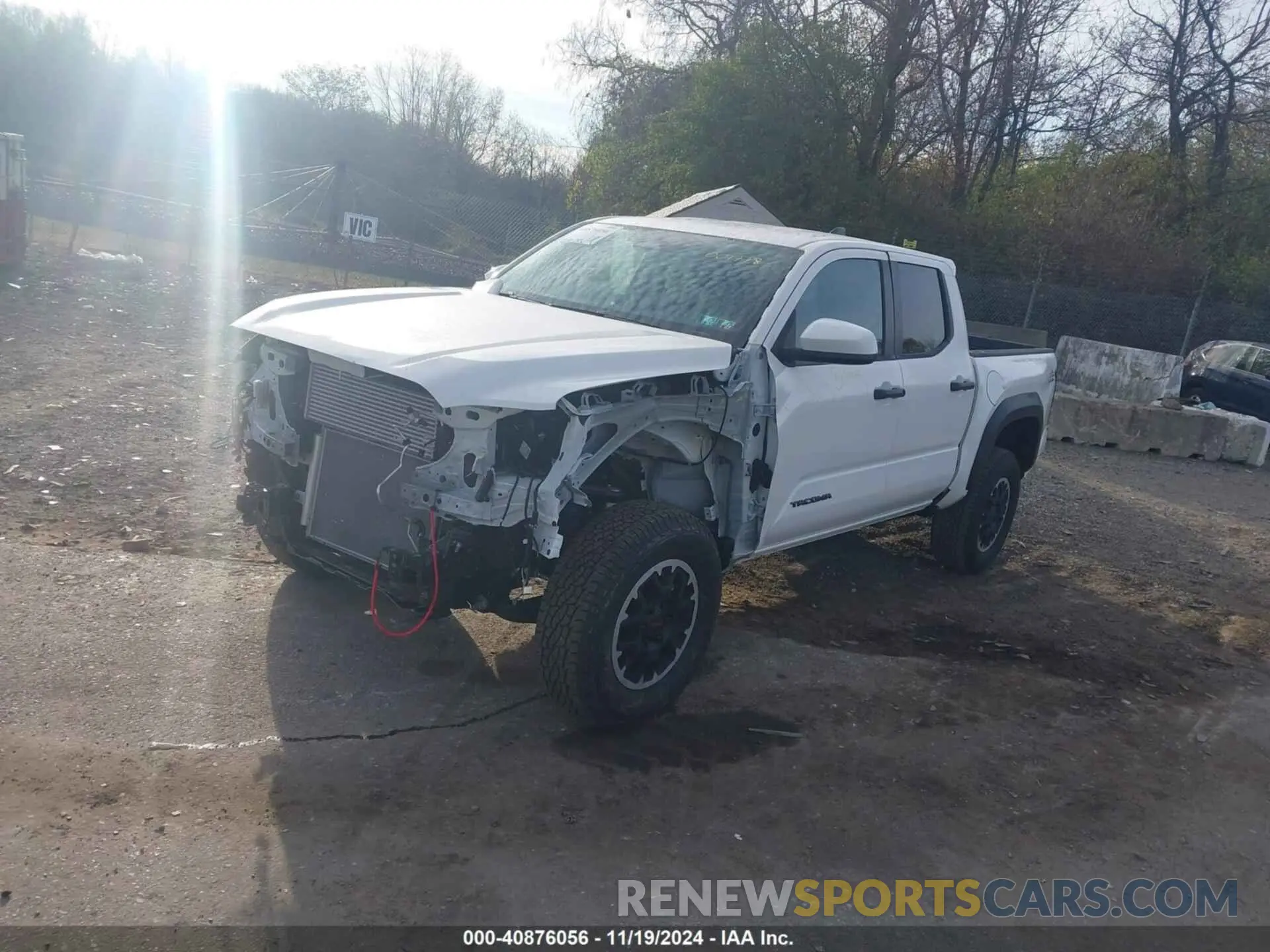 2 fotografías del automóvil dañado 3TYLB5JN6RT001778 TOYOTA TACOMA 2024