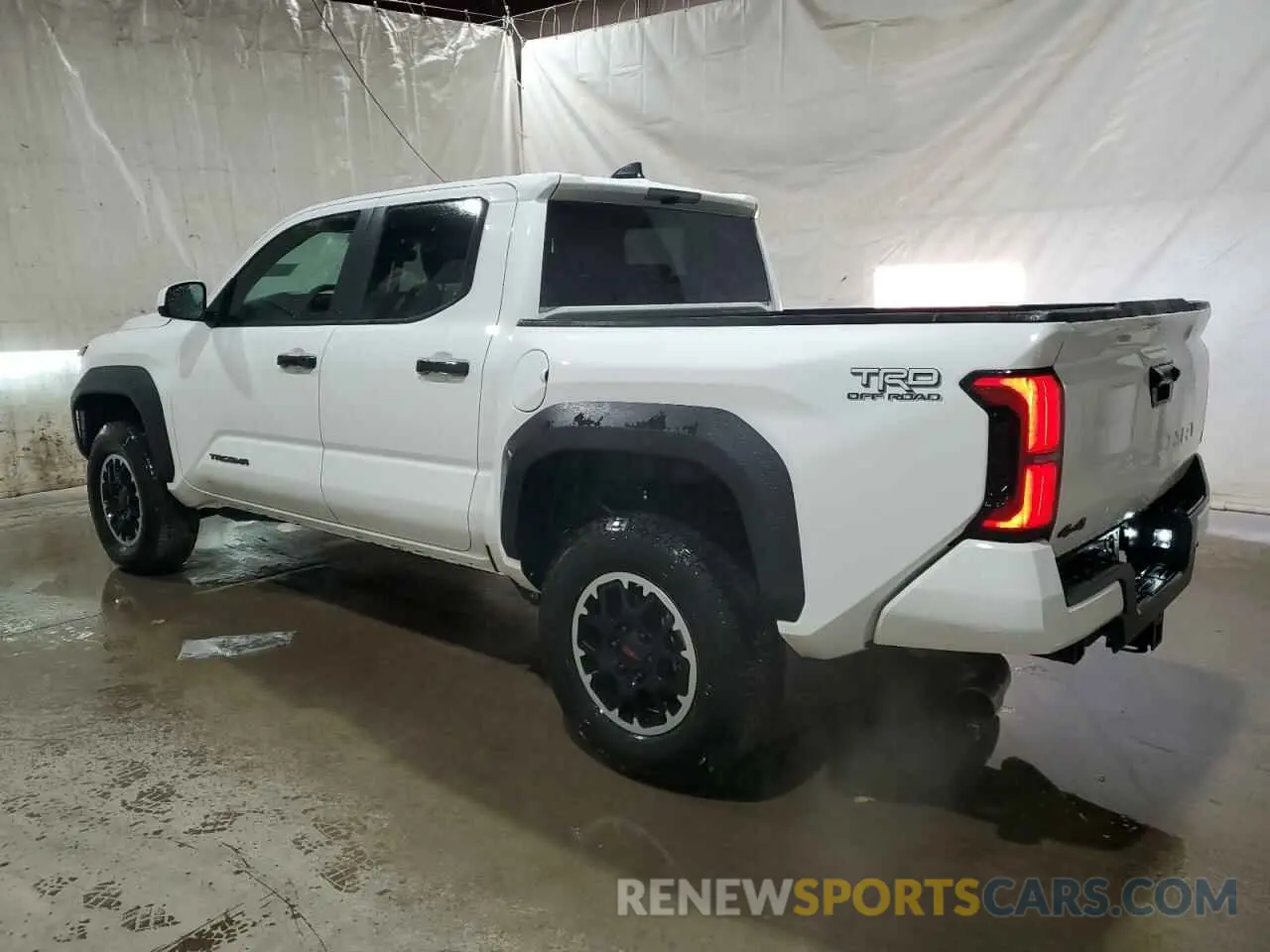 2 fotografías del automóvil dañado 3TYLB5JN6RT017043 TOYOTA TACOMA 2024