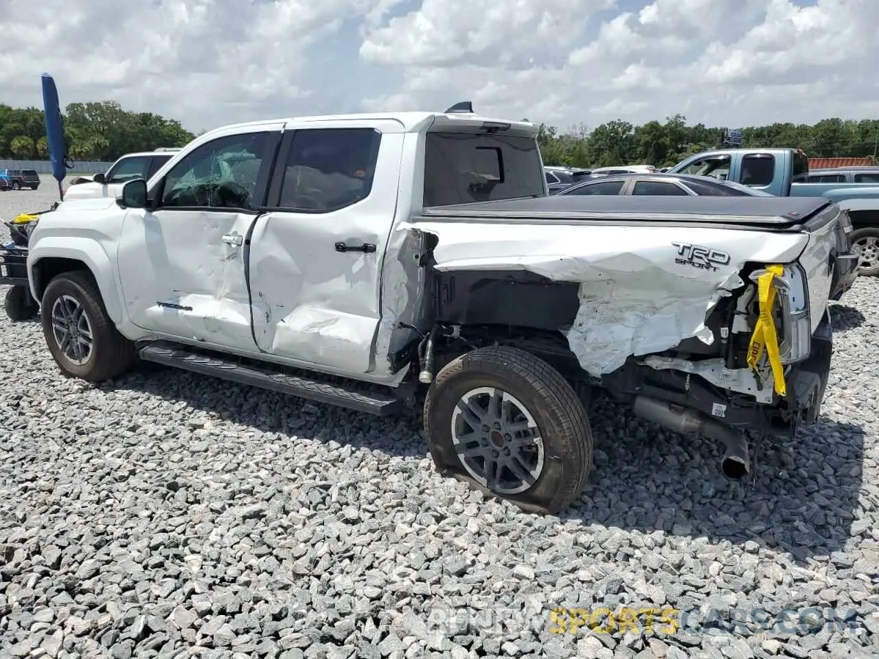2 fotografías del automóvil dañado 3TYLB5JN7RT026530 TOYOTA TACOMA 2024