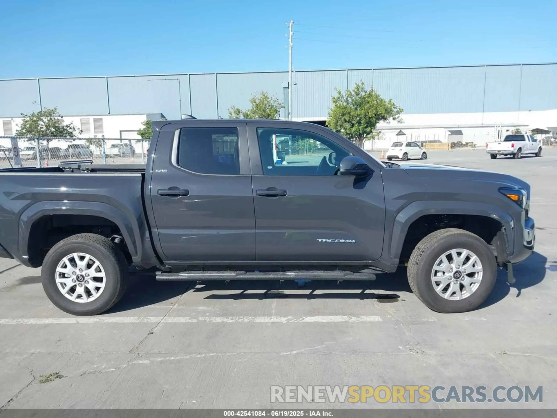13 fotografías del automóvil dañado 3TMKB5FN6SM025360 TOYOTA TACOMA 2025