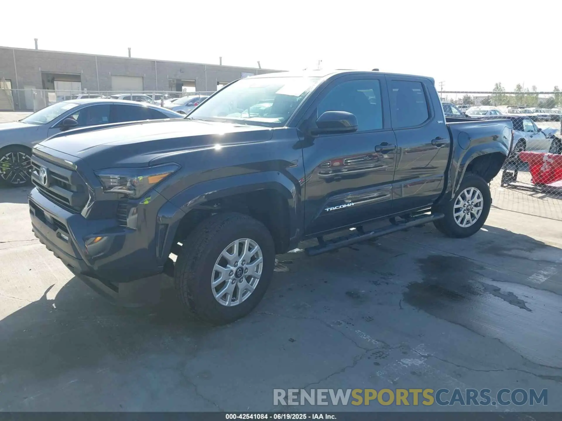 2 fotografías del automóvil dañado 3TMKB5FN6SM025360 TOYOTA TACOMA 2025