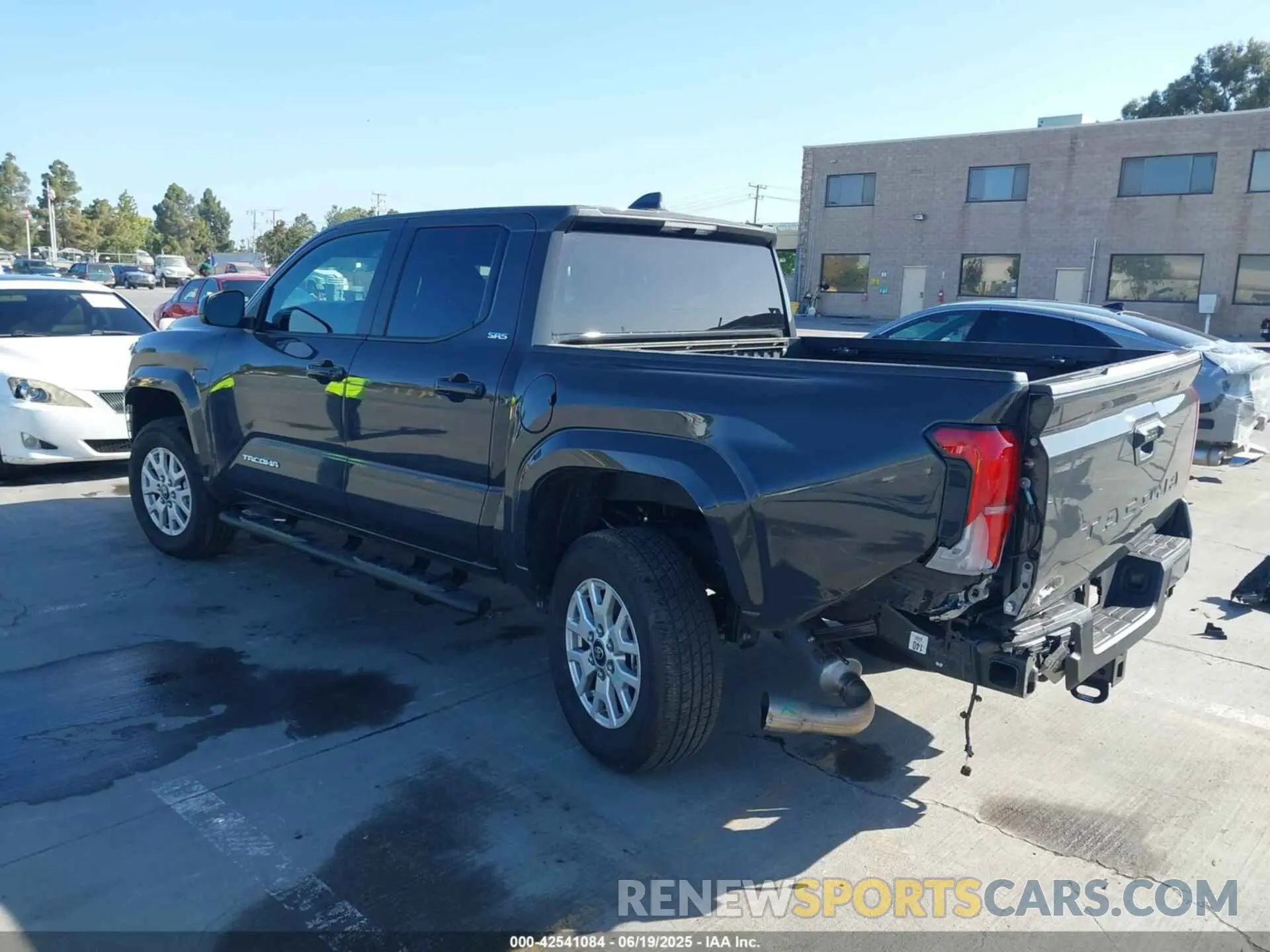 3 fotografías del automóvil dañado 3TMKB5FN6SM025360 TOYOTA TACOMA 2025