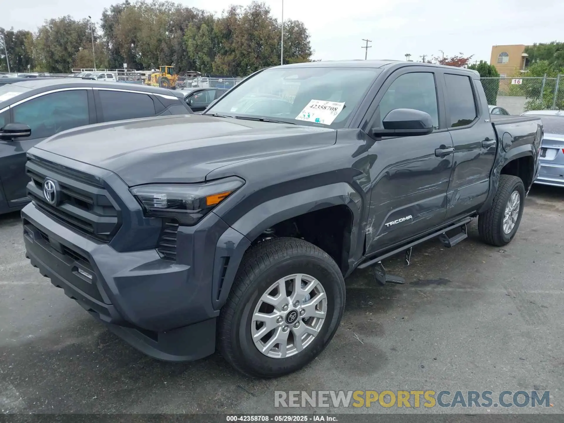 2 fotografías del automóvil dañado 3TMKB5FN7SM031426 TOYOTA TACOMA 2025
