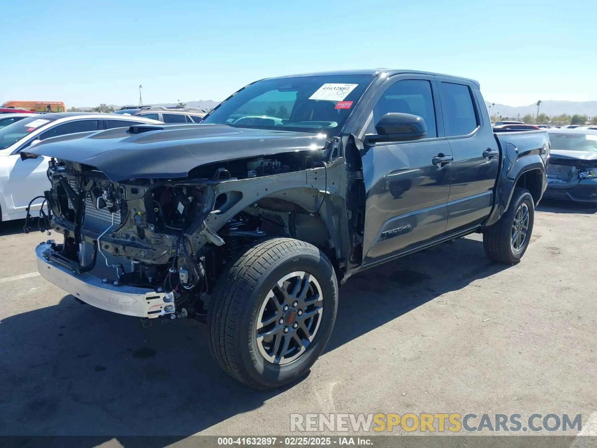 2 fotografías del automóvil dañado 3TMKB5FNXSM026320 TOYOTA TACOMA 2025