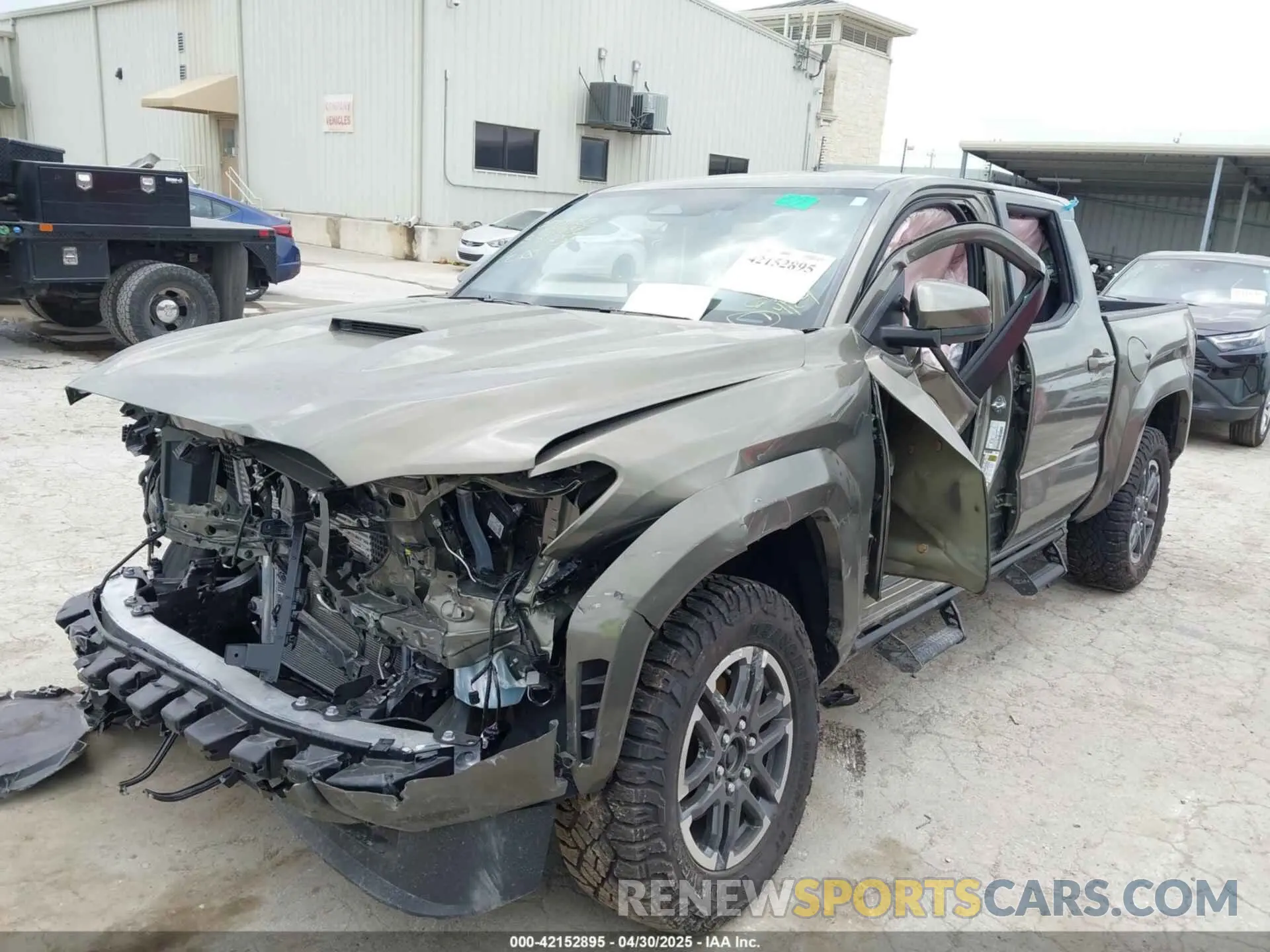 2 fotografías del automóvil dañado 3TMLB5JNXSM107636 TOYOTA TACOMA 2025