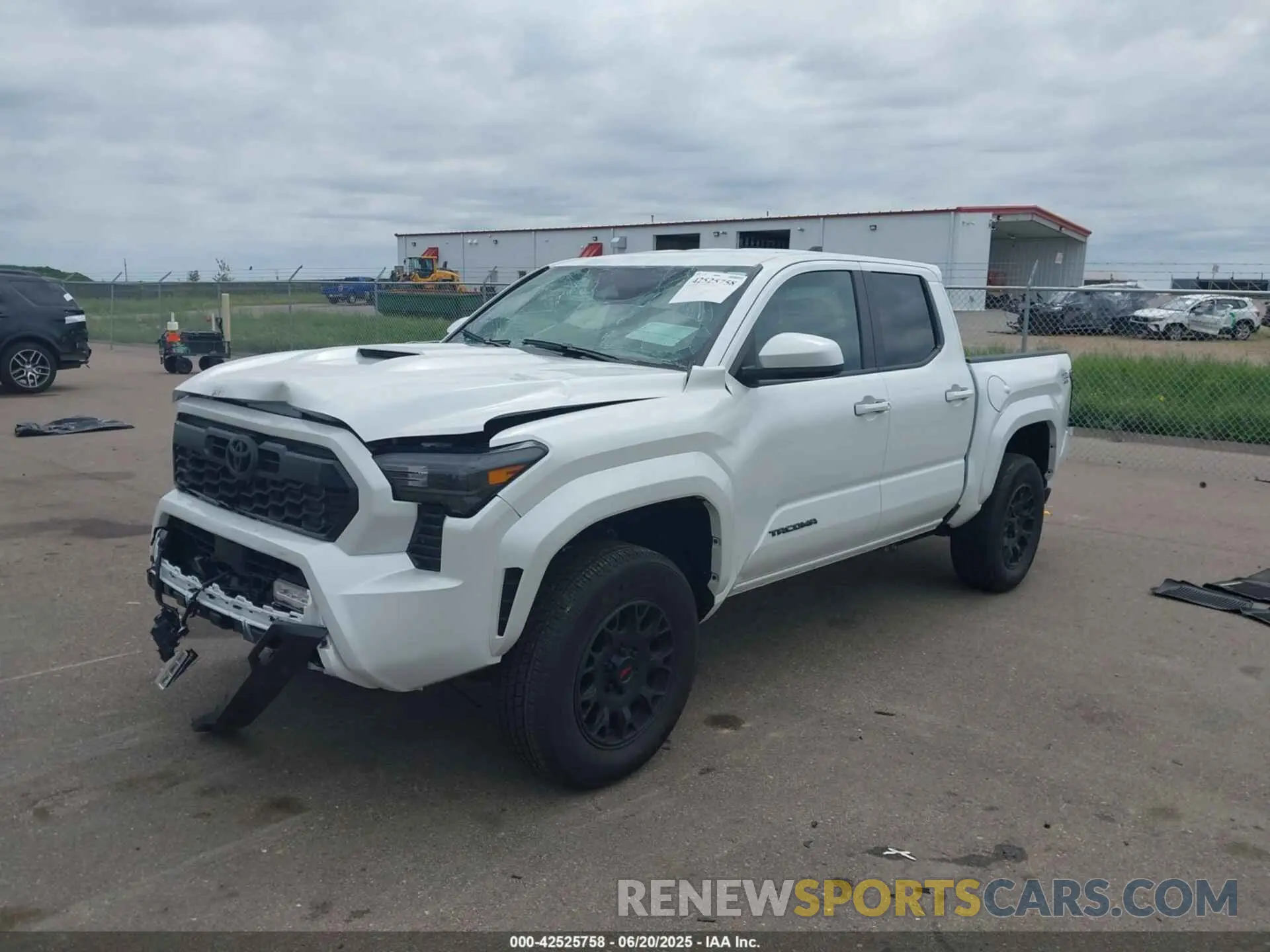 2 fotografías del automóvil dañado 3TYLB5JN4ST063931 TOYOTA TACOMA 2025