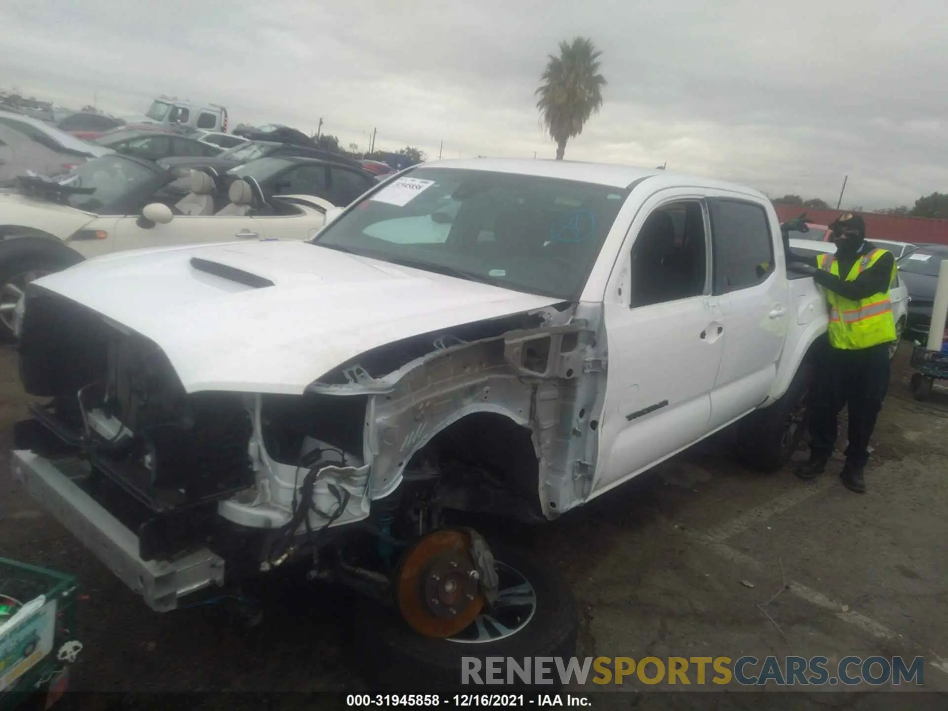 2 fotografías del automóvil dañado 3TMAZ5CN1KM086806 TOYOTA TACOMA 2WD 2019