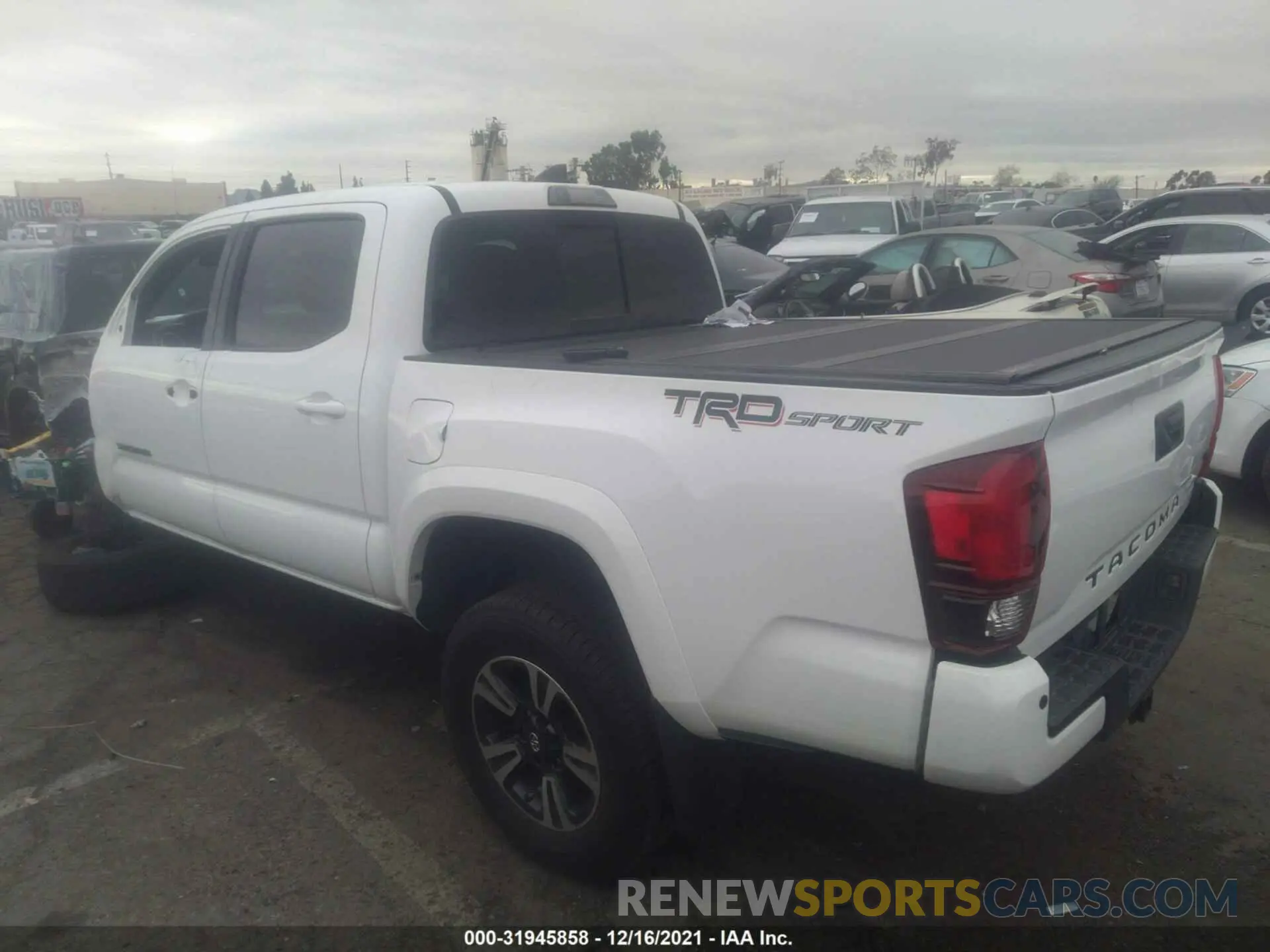 3 fotografías del automóvil dañado 3TMAZ5CN1KM086806 TOYOTA TACOMA 2WD 2019