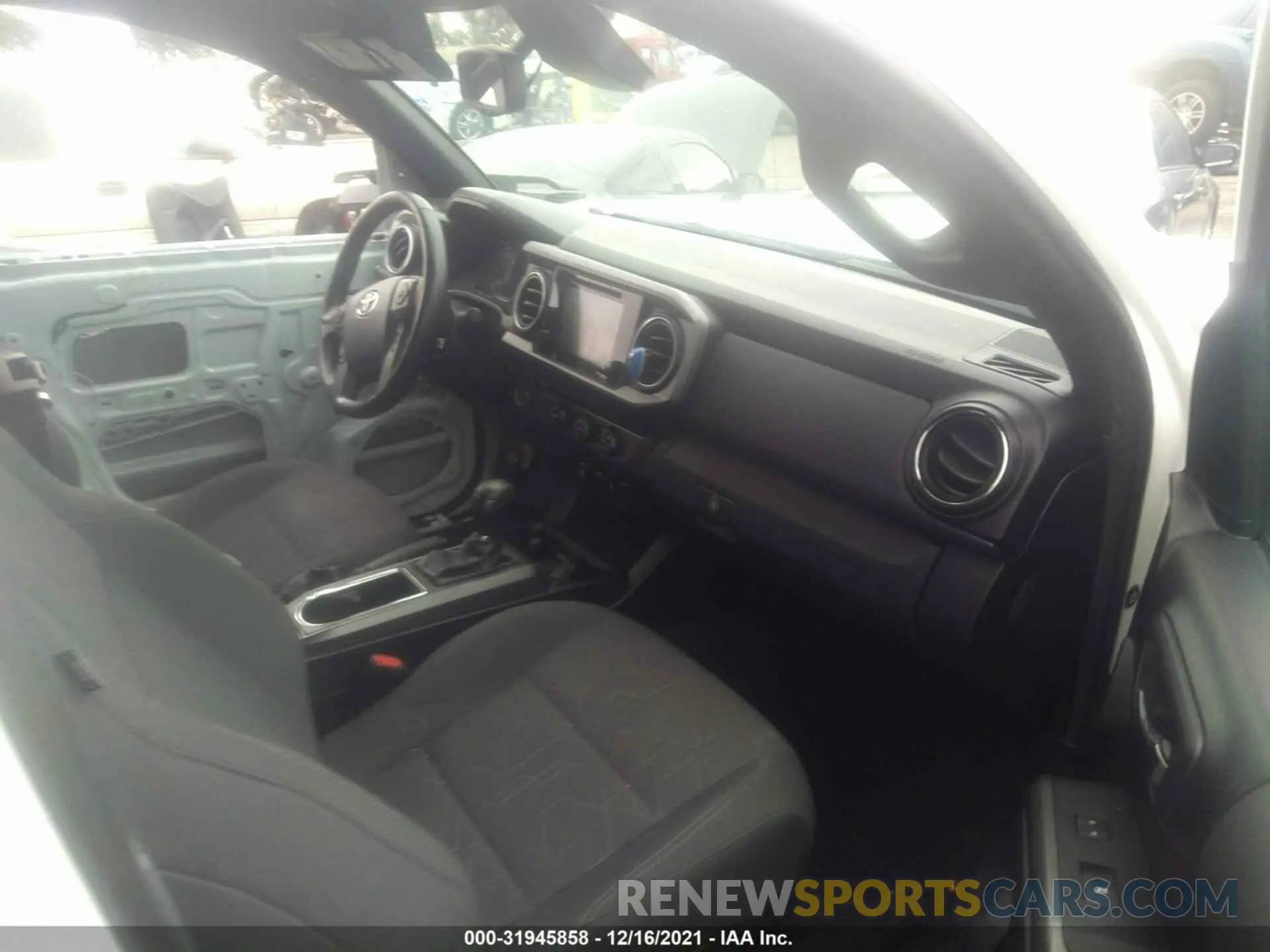 5 fotografías del automóvil dañado 3TMAZ5CN1KM086806 TOYOTA TACOMA 2WD 2019
