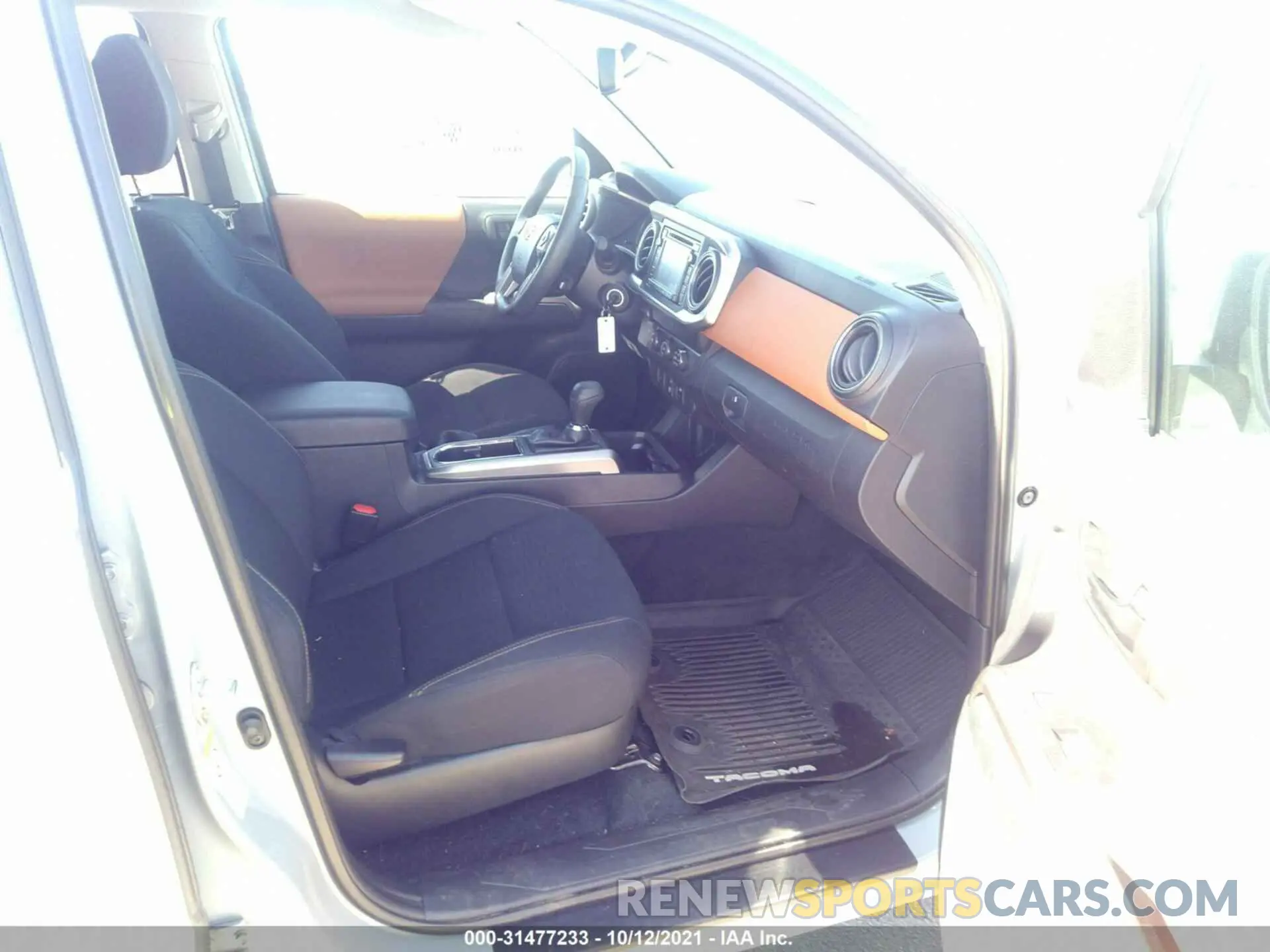 5 fotografías del automóvil dañado 3TMAZ5CN4KM084001 TOYOTA TACOMA 2WD 2019
